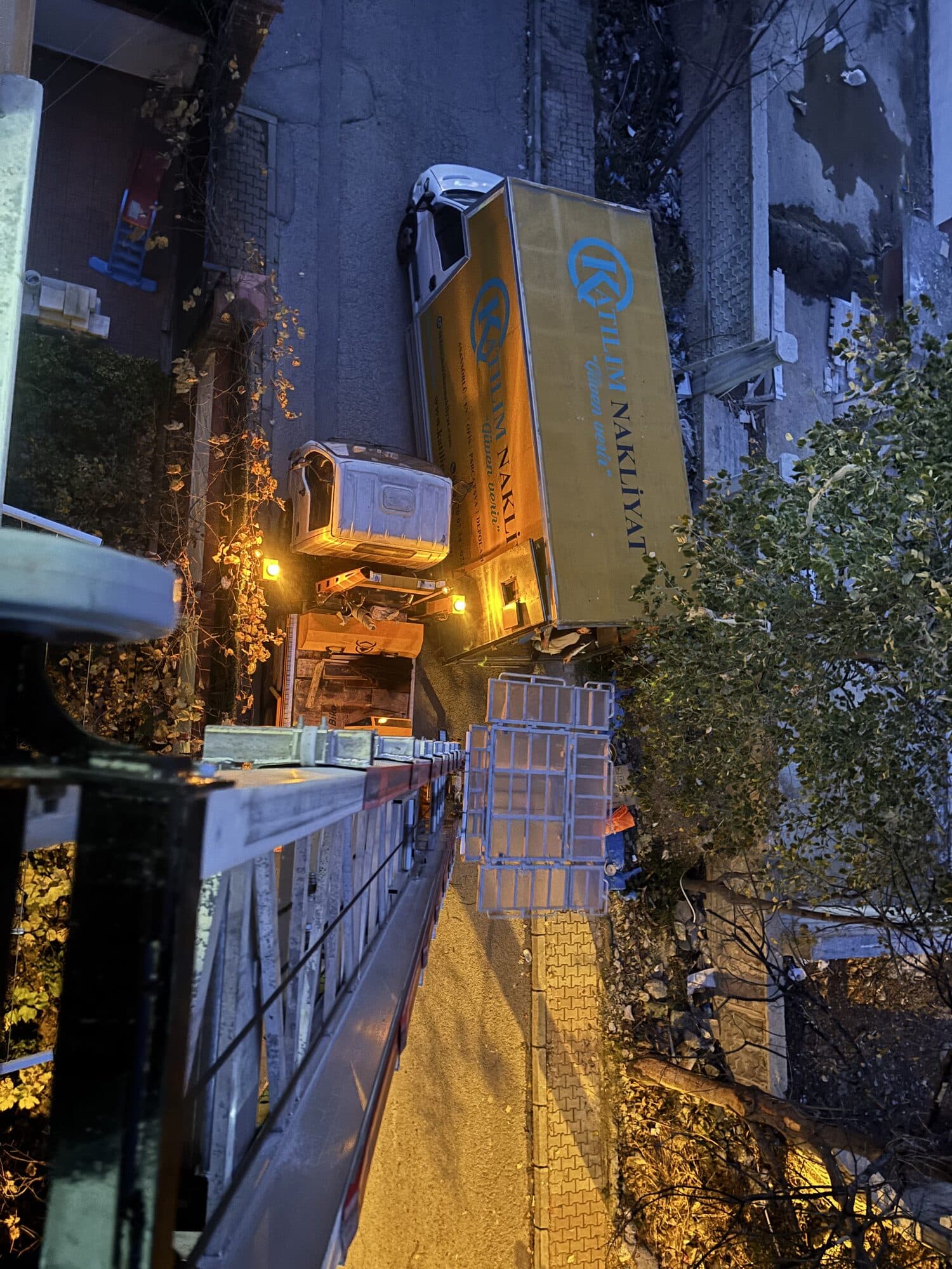 Akşam saatlerinde eşya asansörü ile eşya indirme