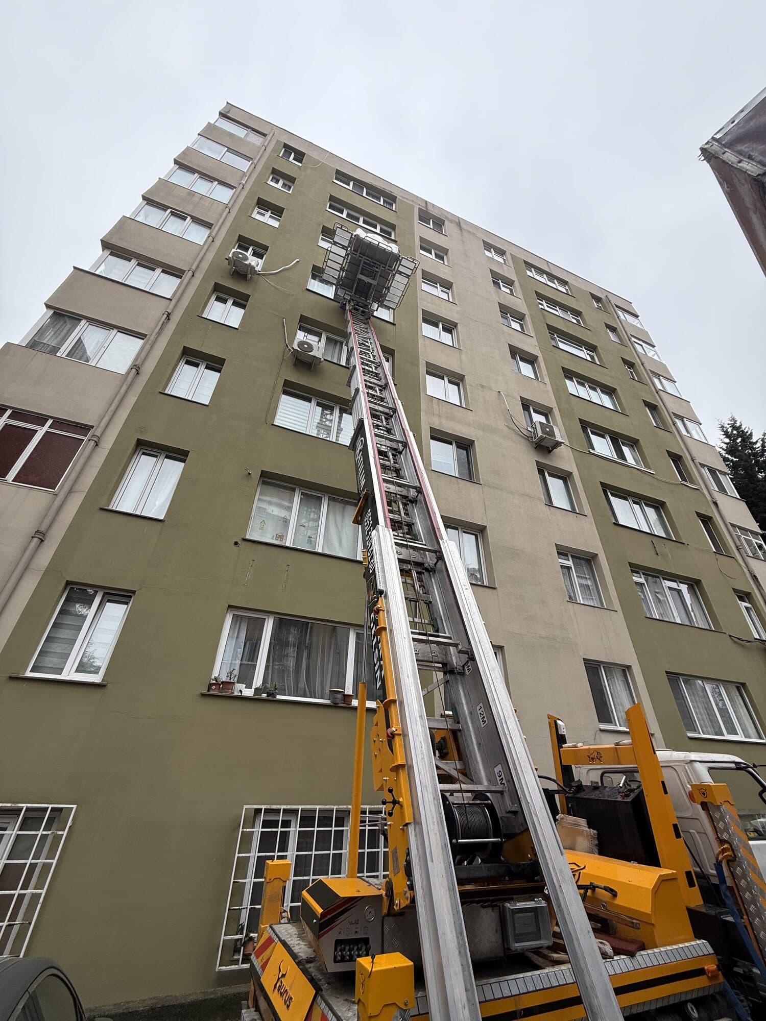 Apartman önünde eşya asansörü kurulumu