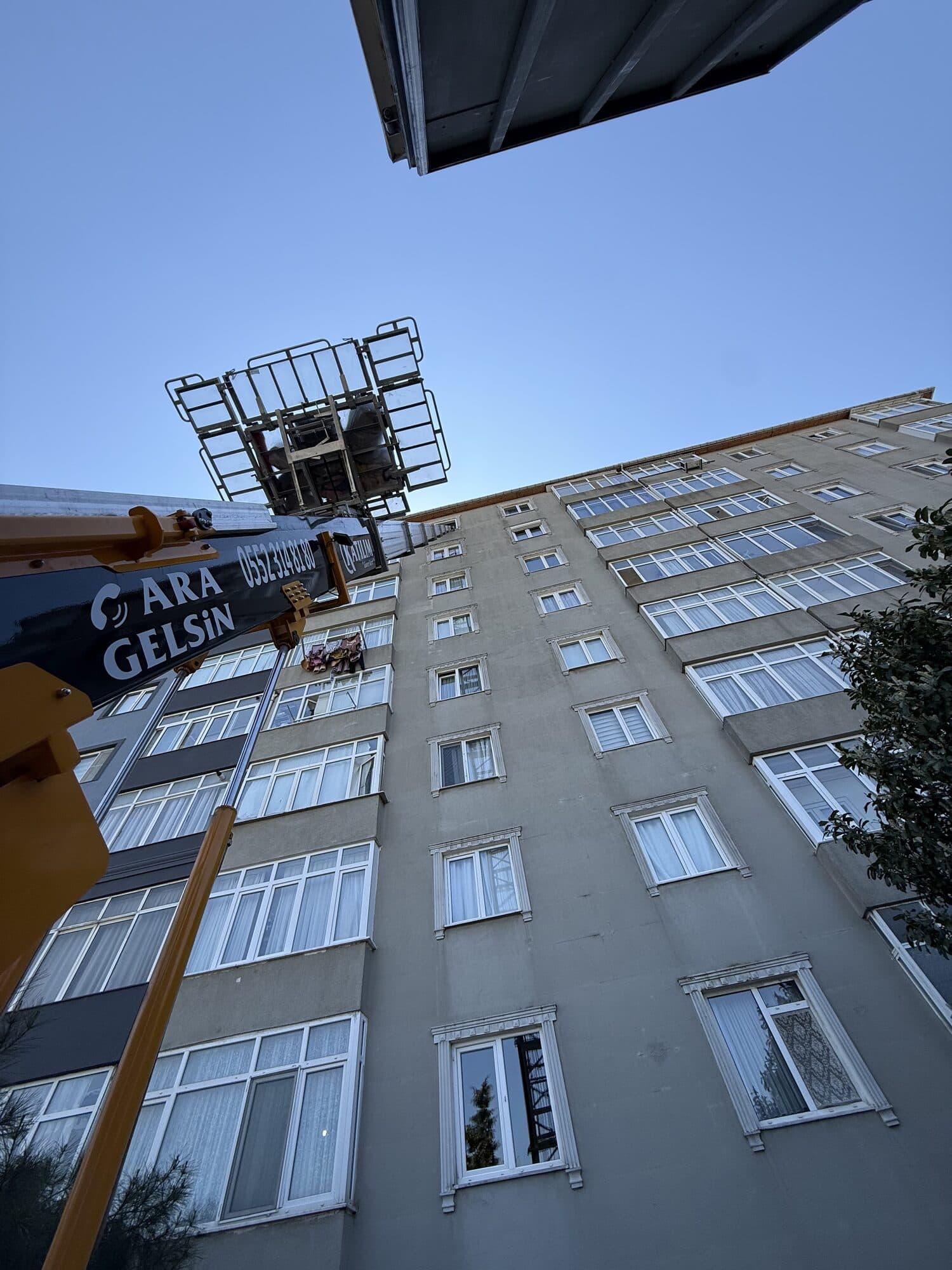 Eşya asansörü platformu yüksek katta çalışırken