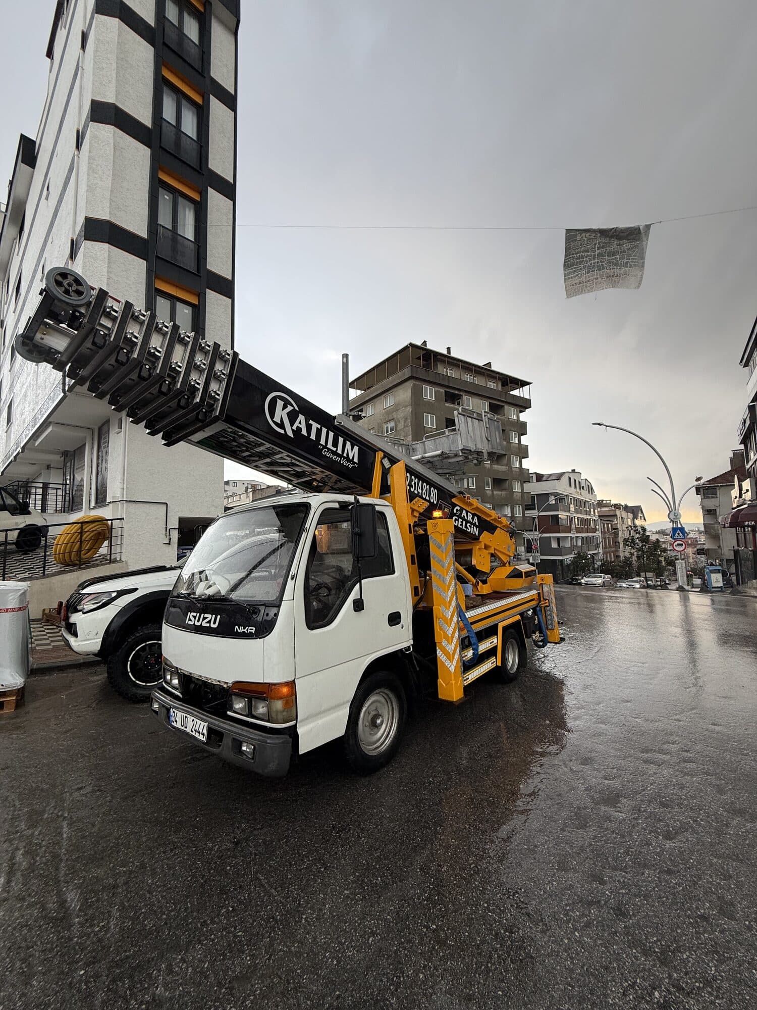 Asansörlü nakliyat aracı yağmurlu günde görevde