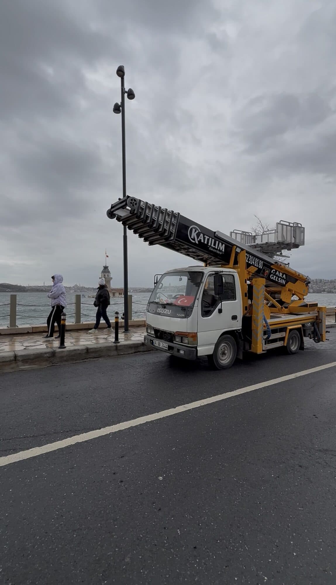 Asansörlü nakliyat aracı İstanbul Boğazı sahilinde