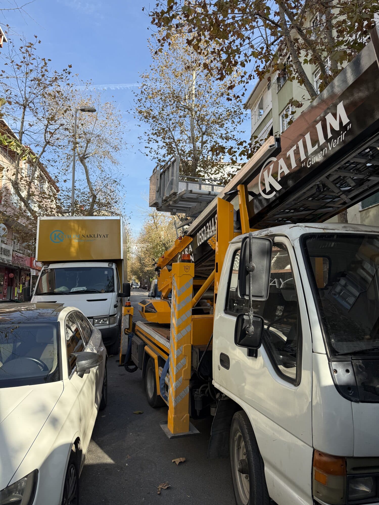 Asansörlü nakliyat araçları cadde üzerinde çalışmada
