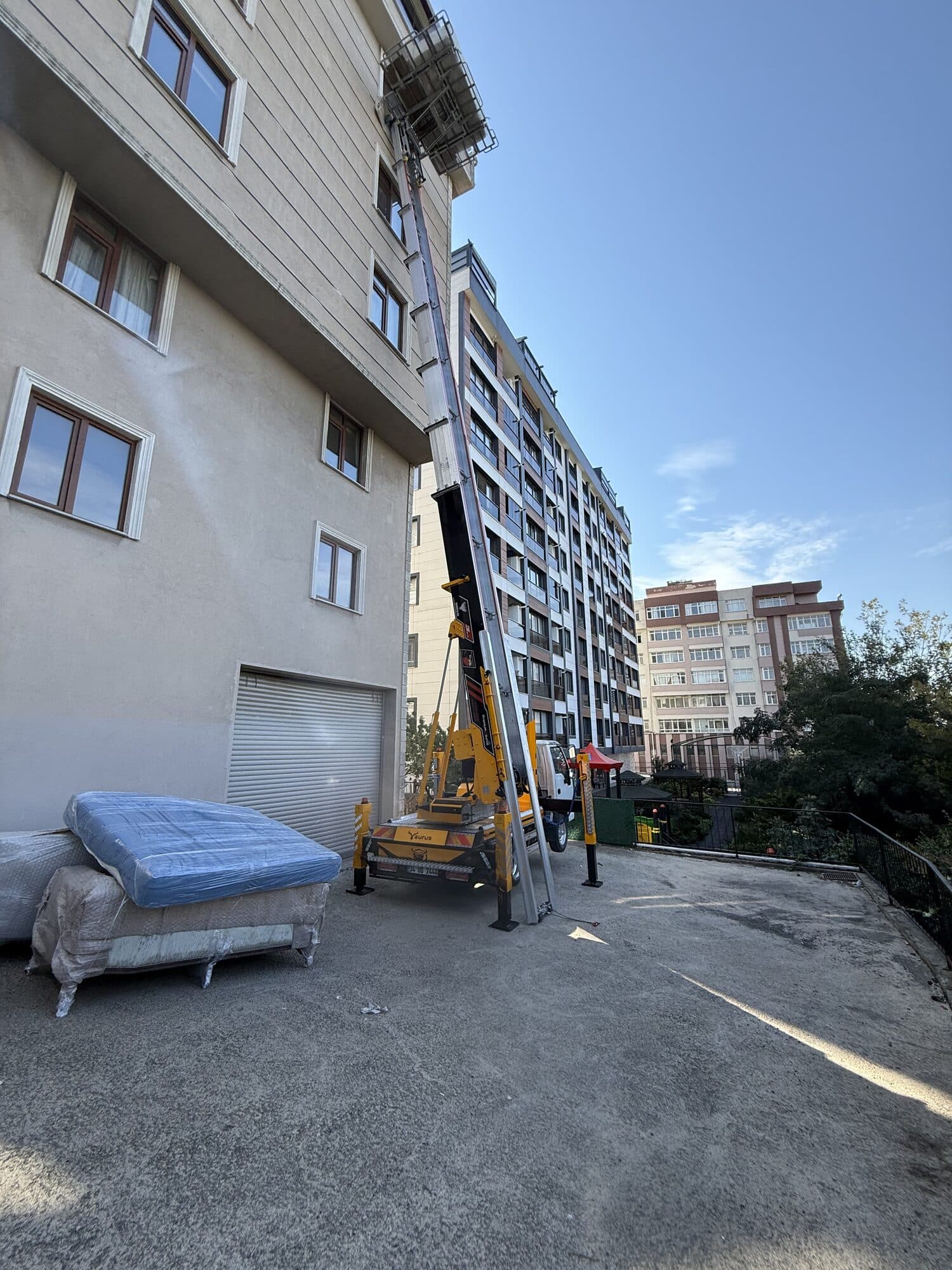Dış cephe asansörü ile apartmandan eşya indirme