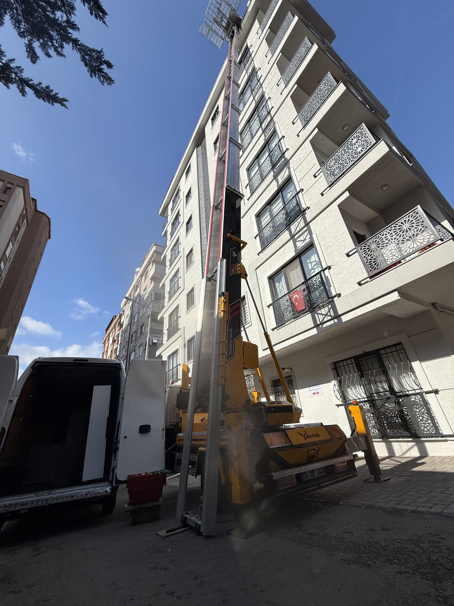 Eşya asansörünün apartmanın üst katına erişimi