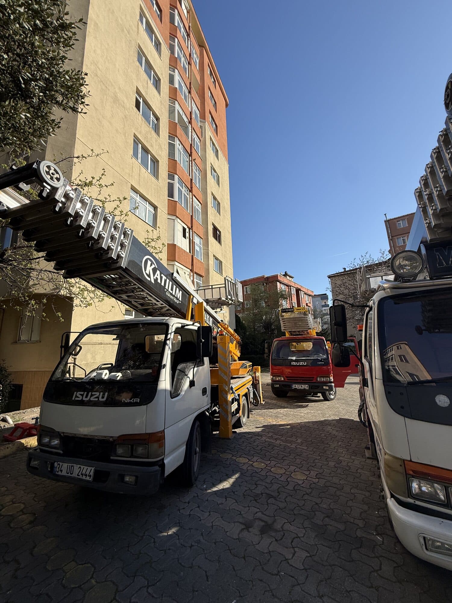Sokakta devam eden asansörlü taşıma çalışması