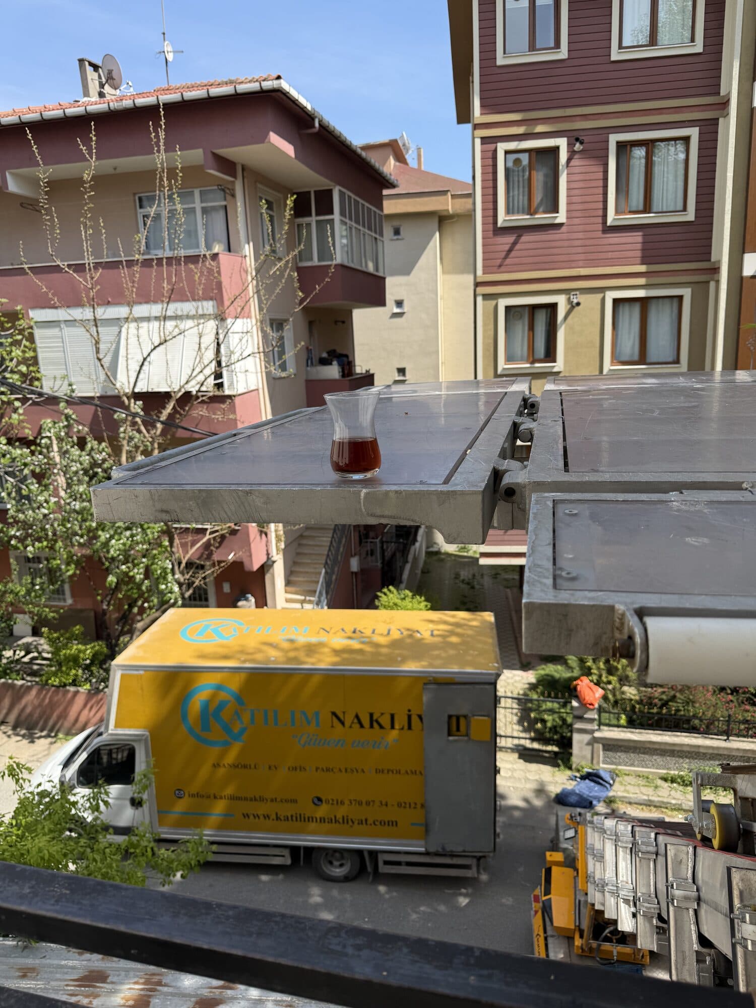Bahçeli ev bölgesinde nakliyat aracı