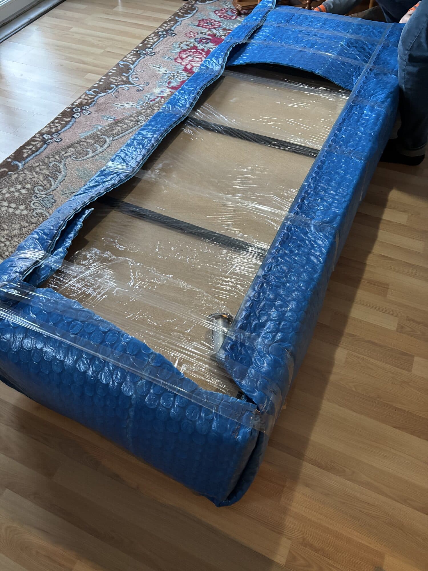Yatak bazasının balonlu naylonla paketlenmesi