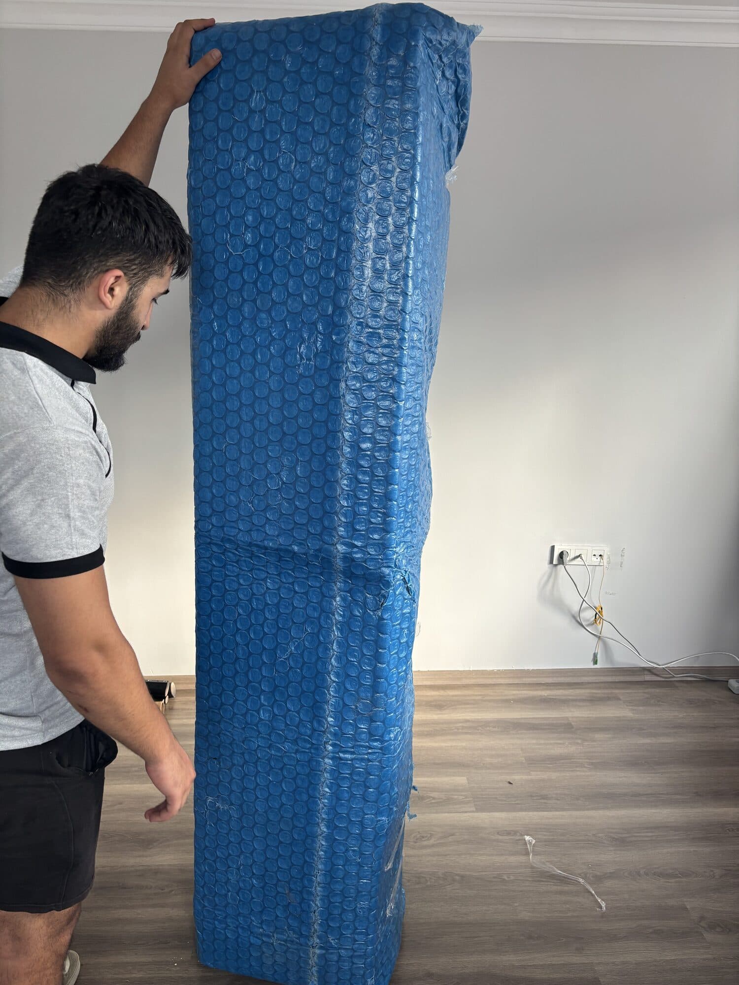 Büyük boy mobilyanın balonlu naylonla paketlenmesi