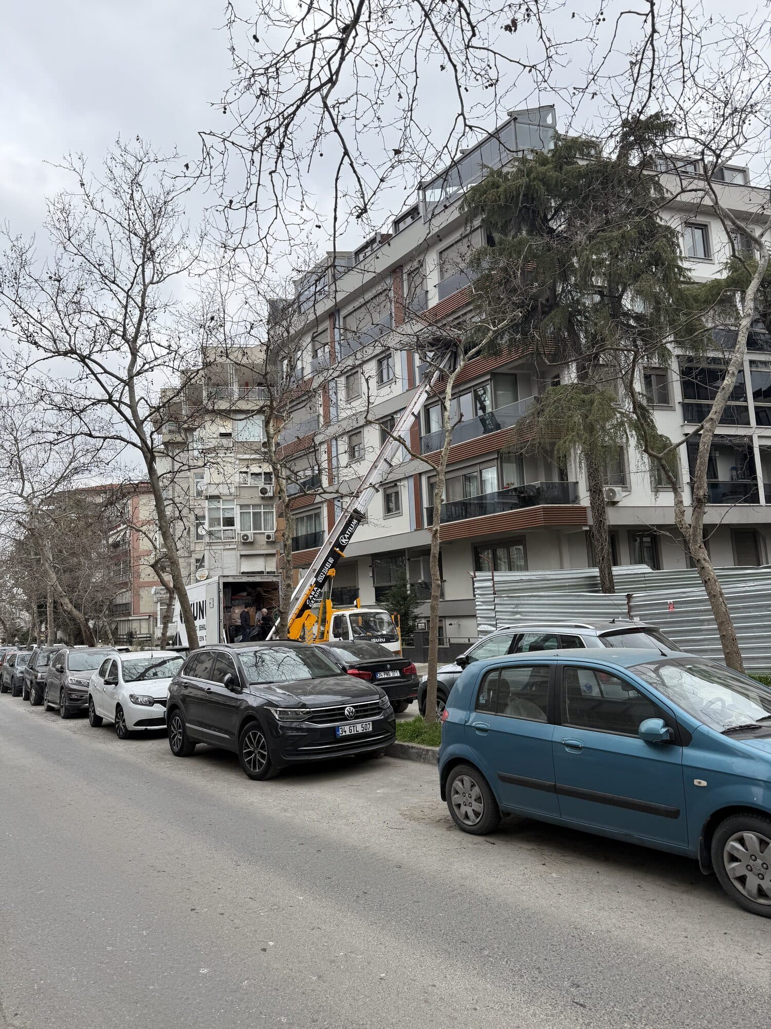 Cadde üzerindeki binada asansörlü taşıma operasyonu