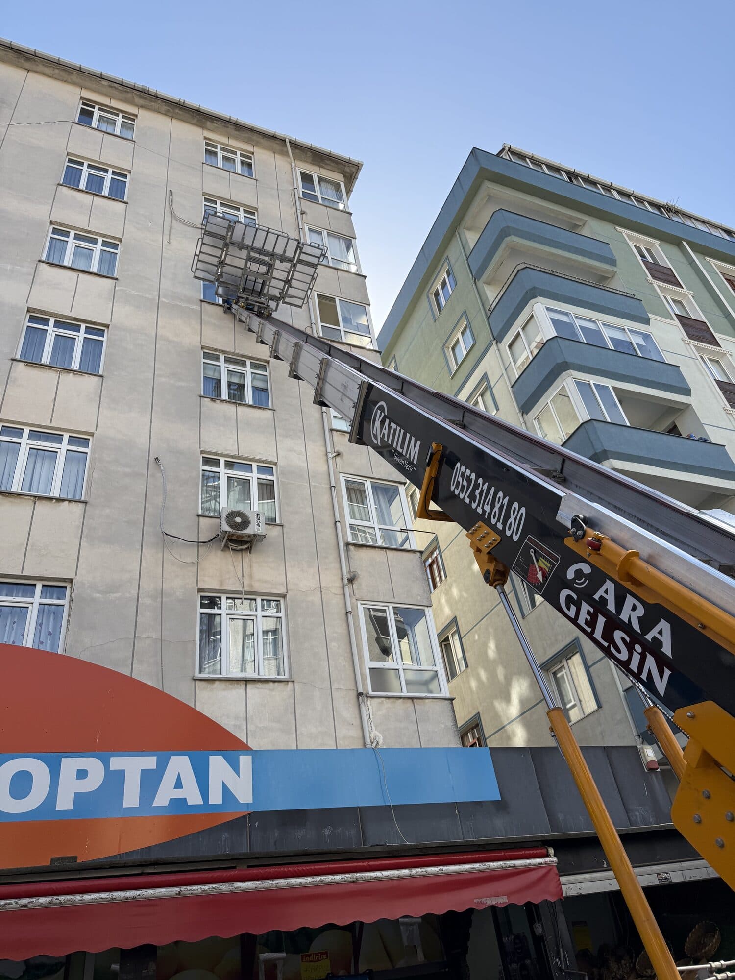 Çarşı içinde asansörlü nakliyat kurulumu