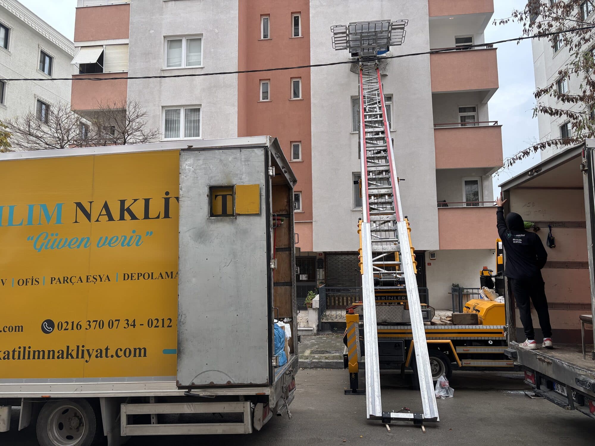 Çift araçla yürütülen asansörlü taşıma operasyonu