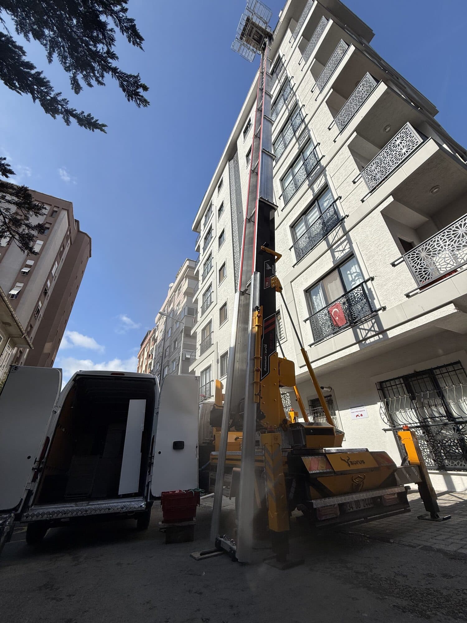 Dar sokakta kurulan eşya asansörü ile asansörlü nakliyat