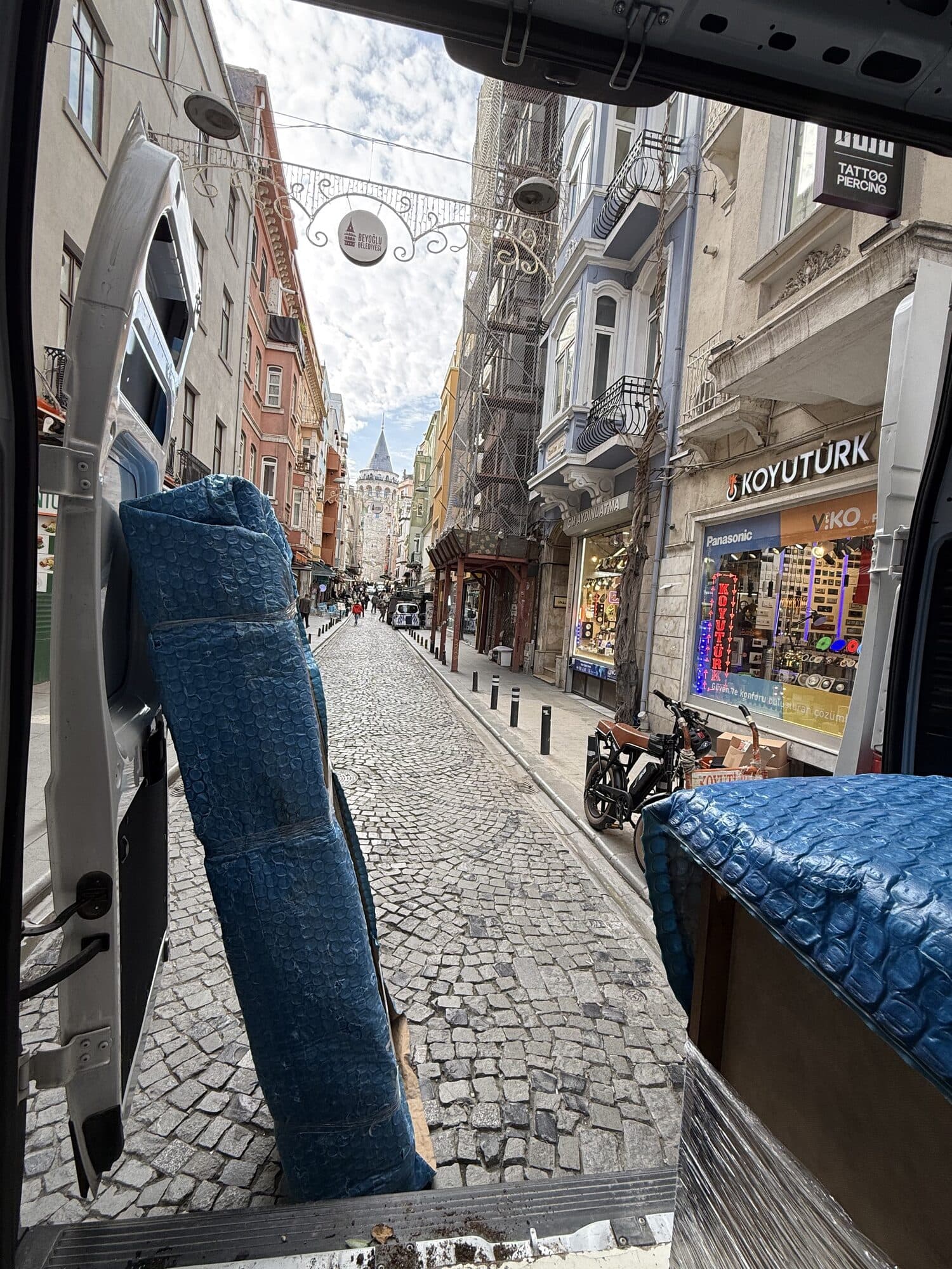 Dar sokakta paketli eşya taşıma — İstanbul