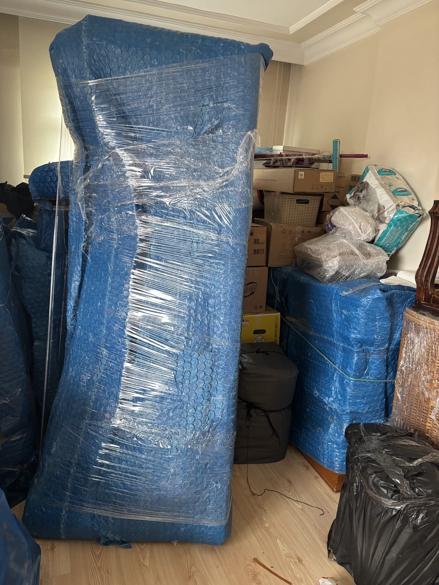 Balonlu naylonla paketlenmiş dolap
