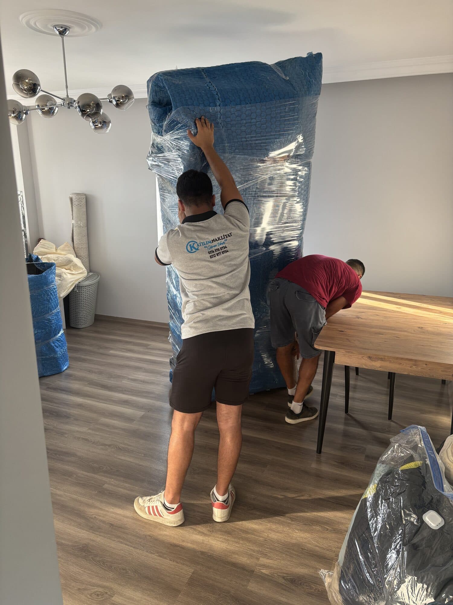 Ekibin birlikte yürüttüğü mobilya paketleme çalışması