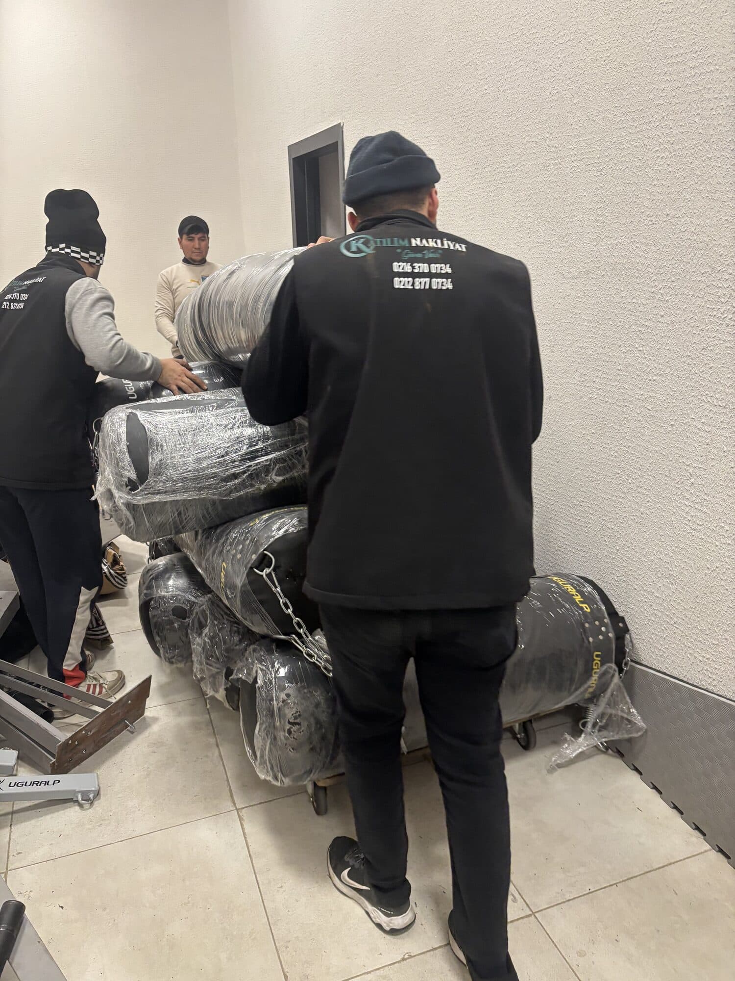 Ekip spor salonu taşıma işinde ekipmanları hazırlıyor