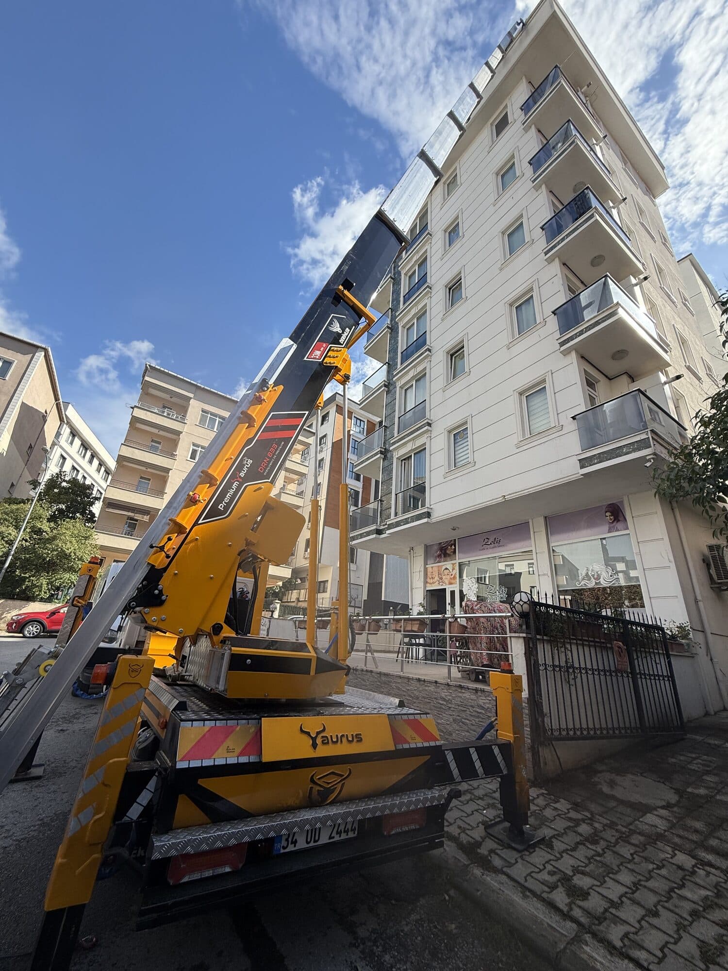 Apartman cephesine kurulan mobil eşya asansörü