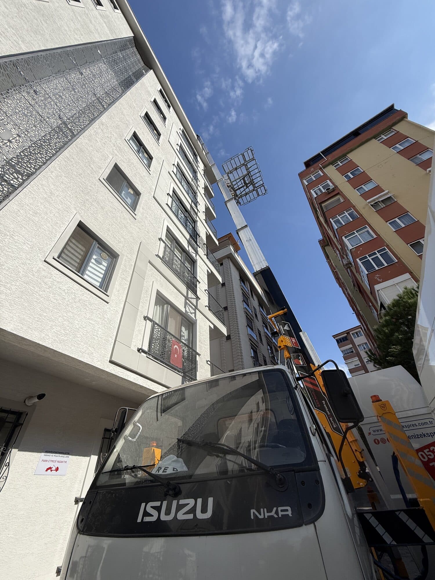 Yüksek kata uzanan eşya asansörü — asansörlü evden eve nakliyat