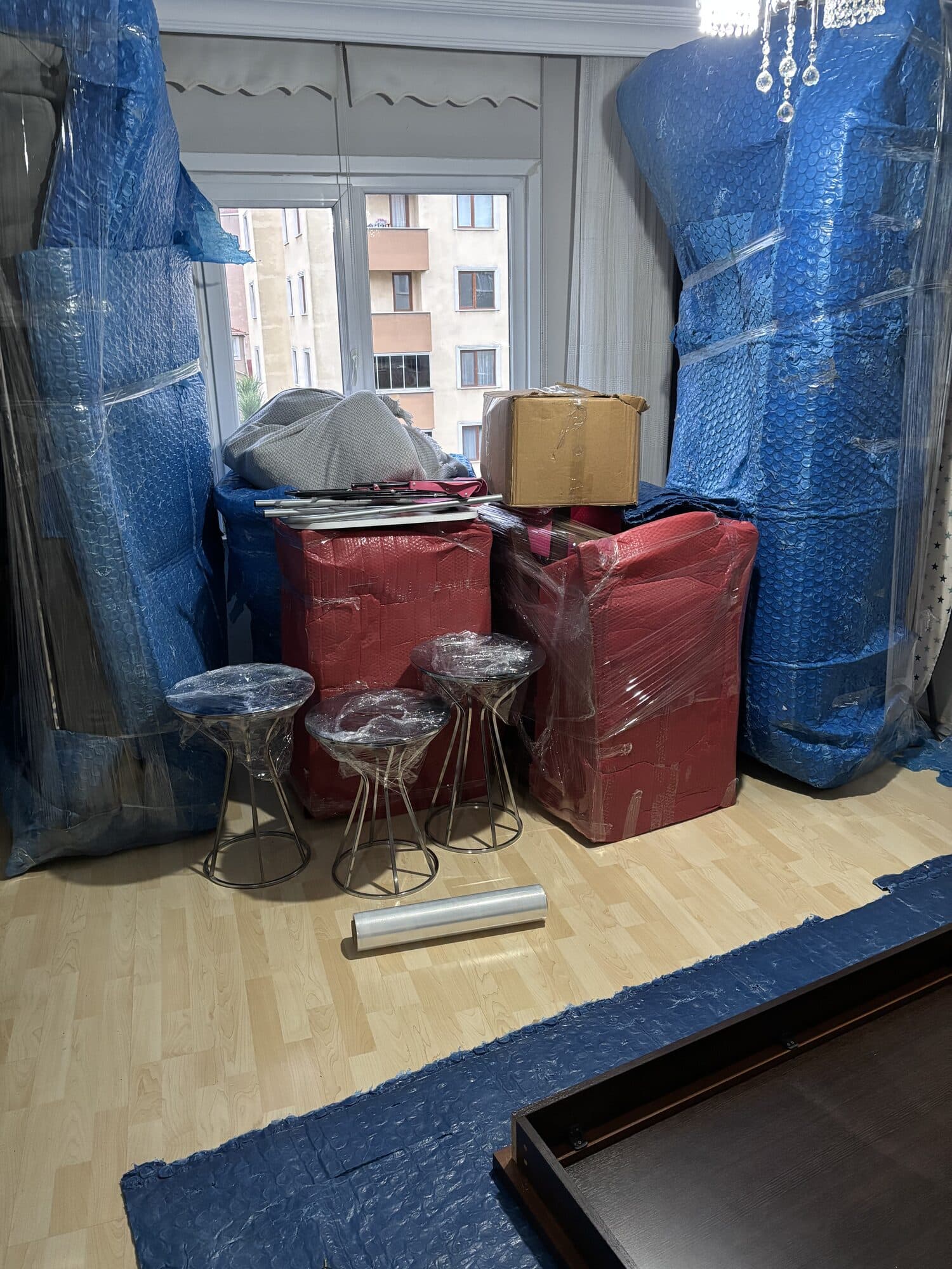 Ev eşyalarının taşıma öncesi paketlenmiş hâli