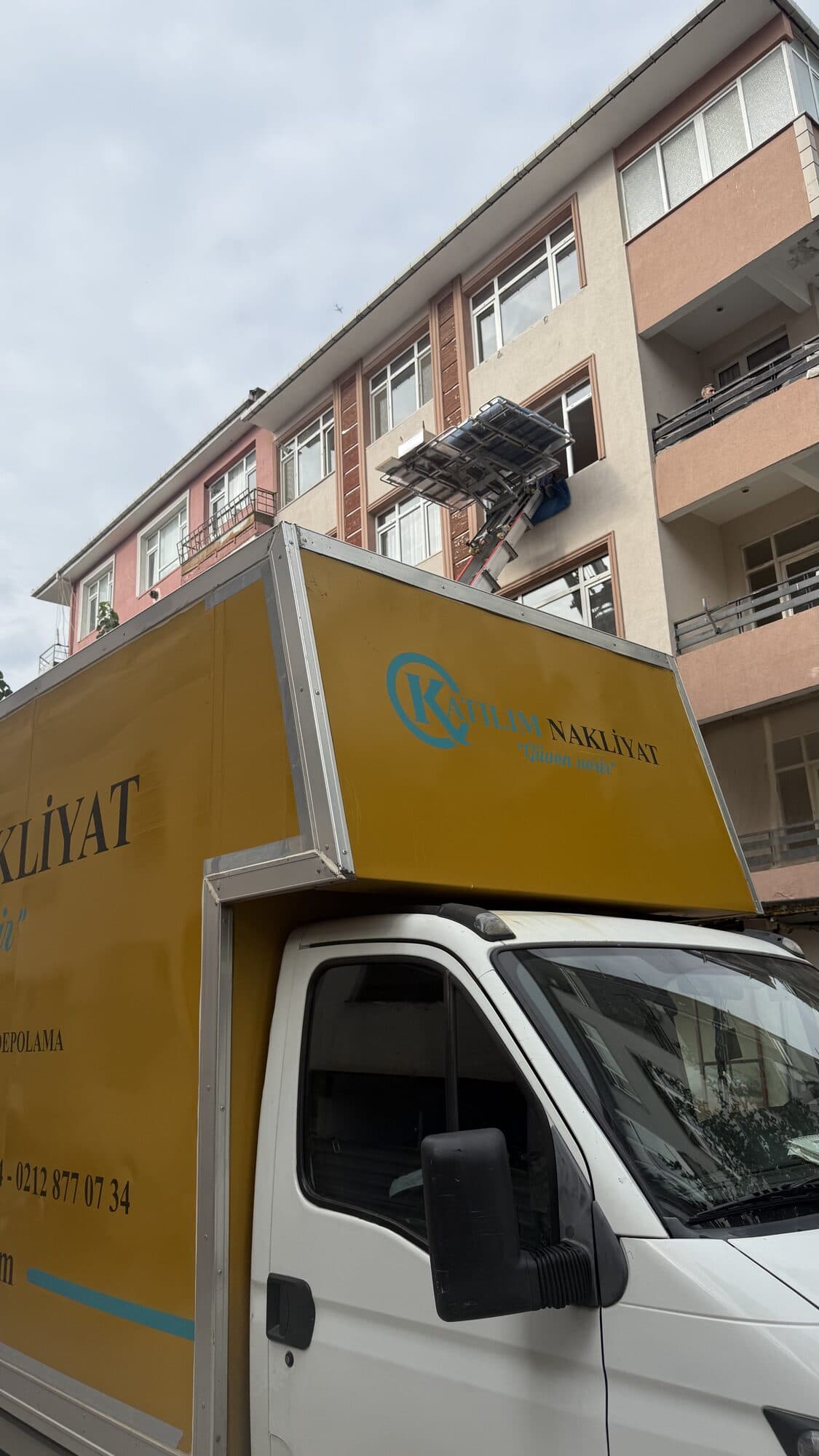 Evden eve nakliyat kamyonu apartman önünde
