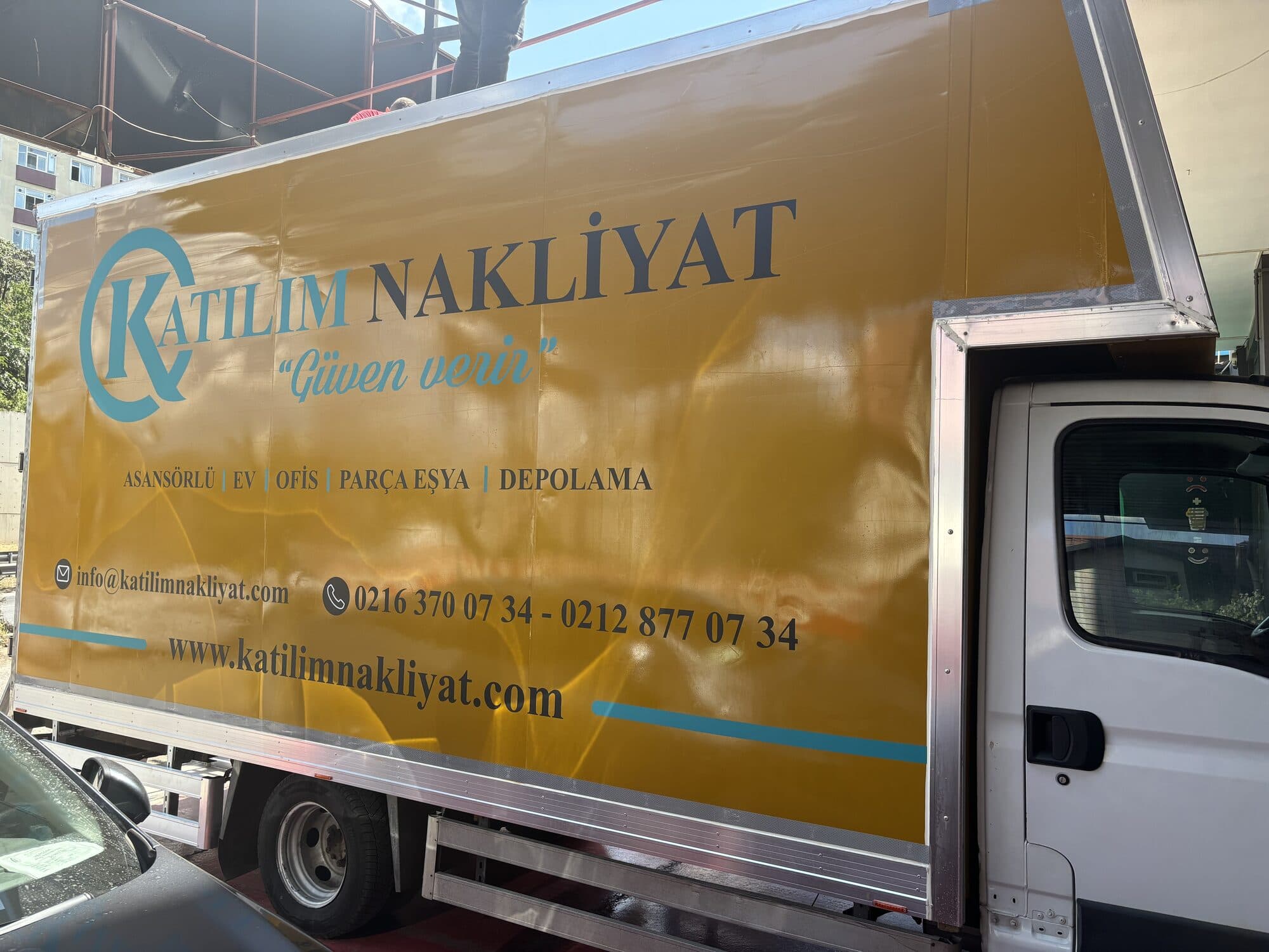 Evden eve taşıma kamyonu yan görünüm