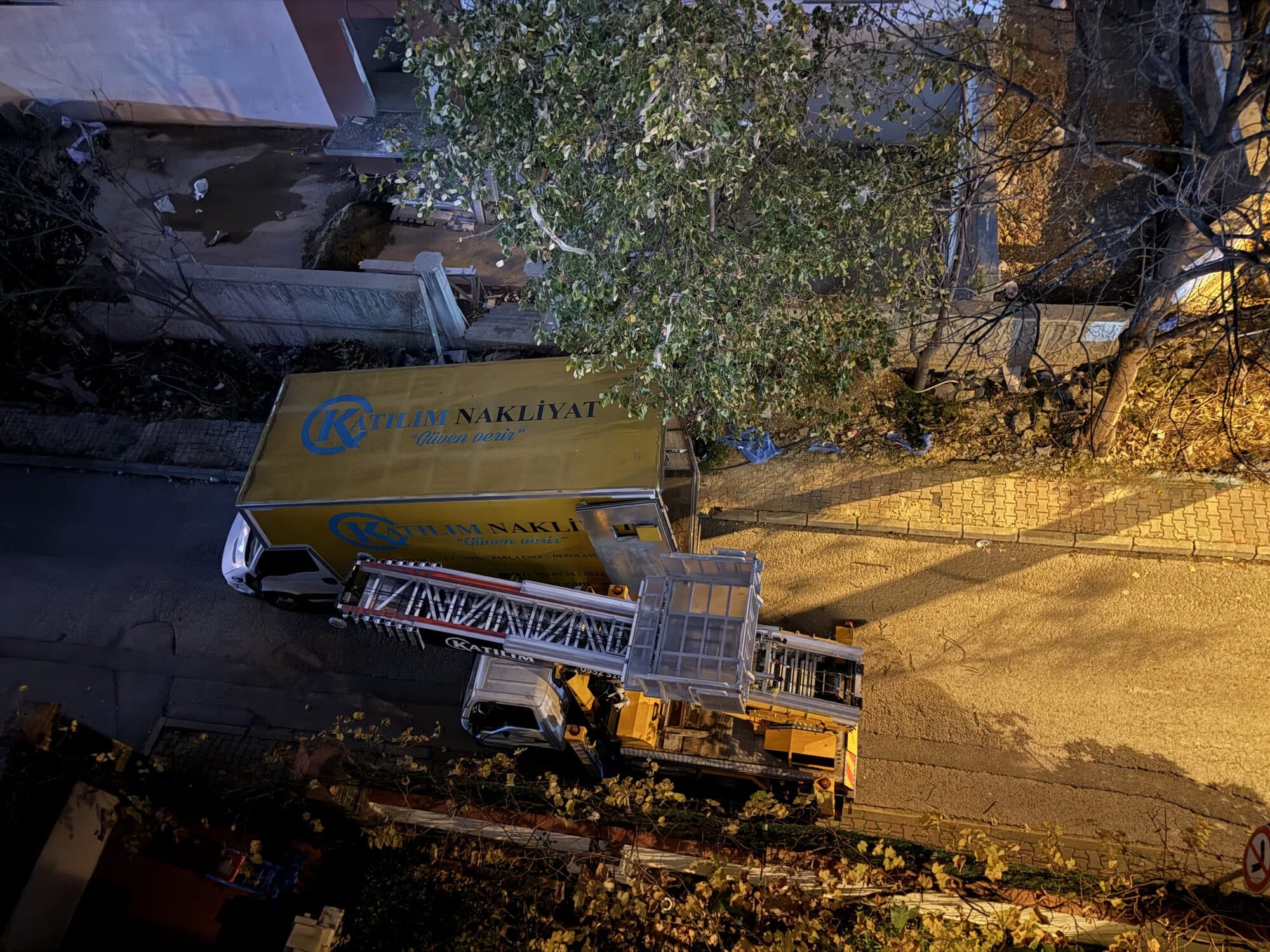 Gece saatlerinde asansörlü nakliyat operasyonu
