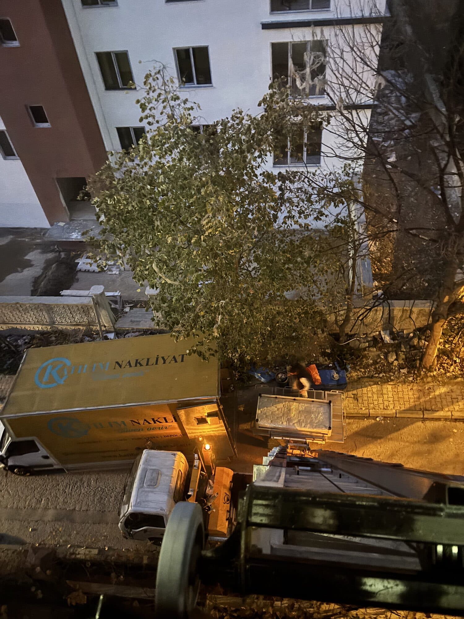 Gece aydınlatması altında eşya asansörü operasyonu