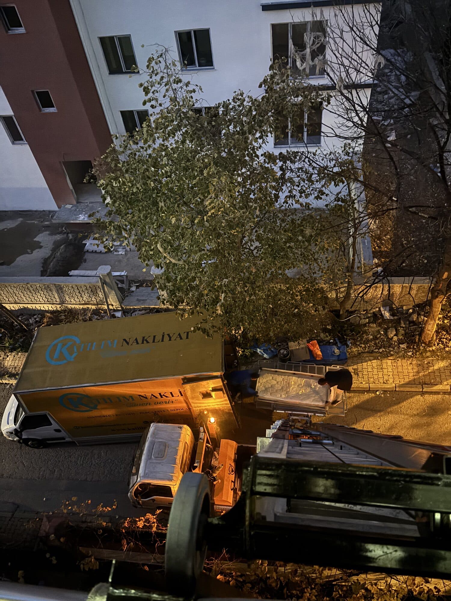 Gece devam eden evden eve taşıma operasyonu