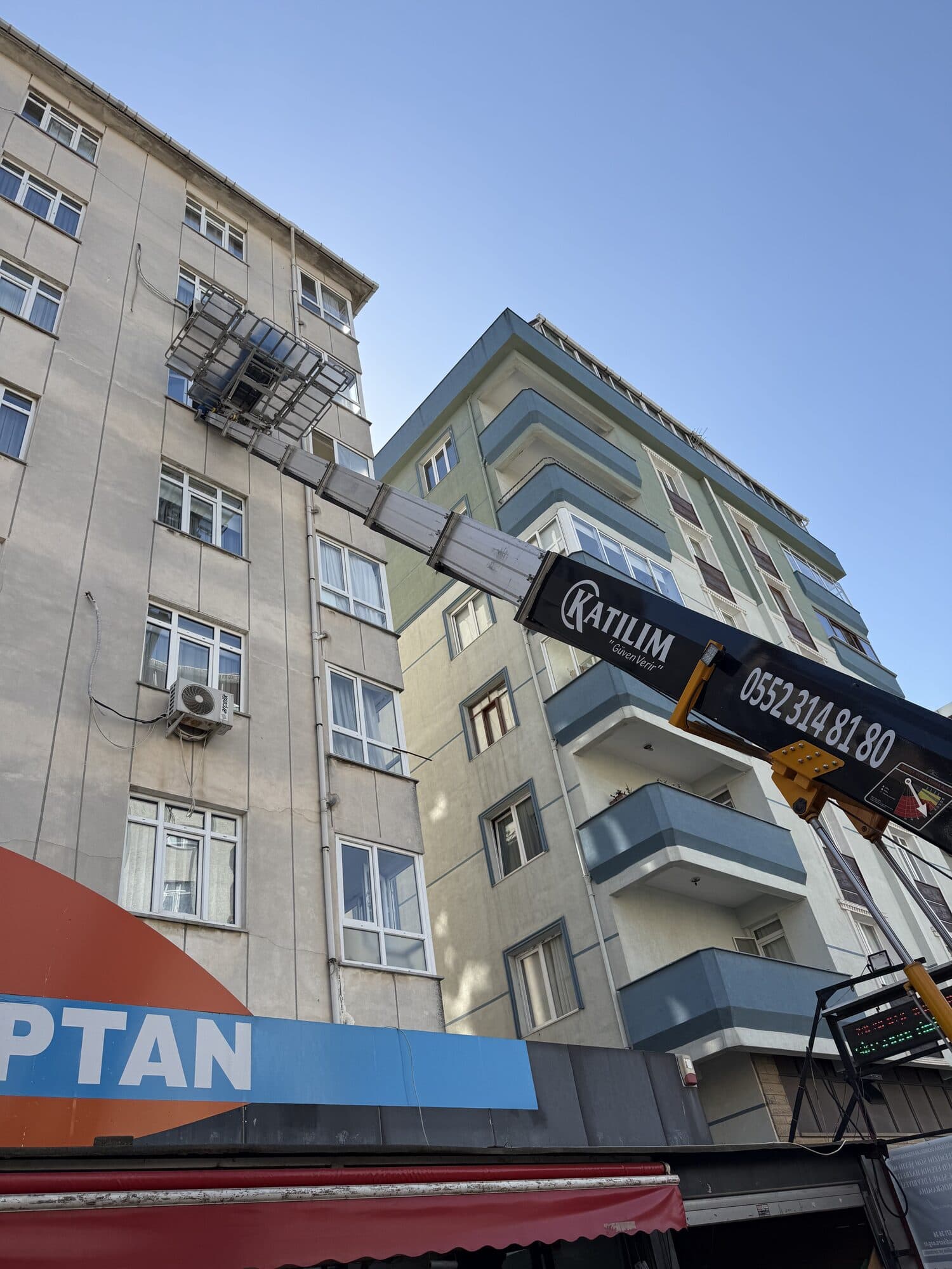 İş yeri üzerindeki kata asansörlü taşıma