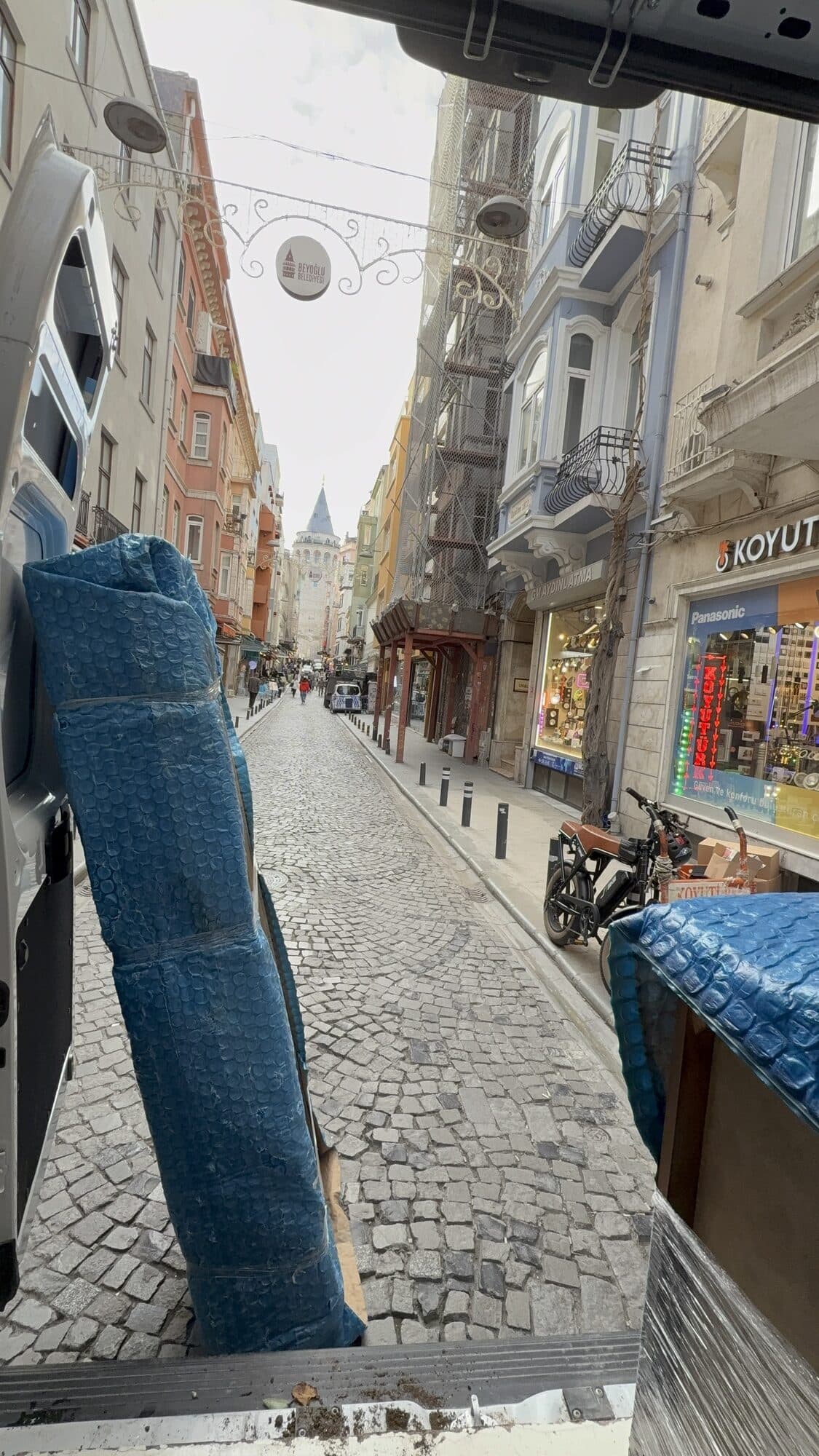 Galata'nın dar sokaklarında nakliyat aracından taşıma görünümü, İstanbul