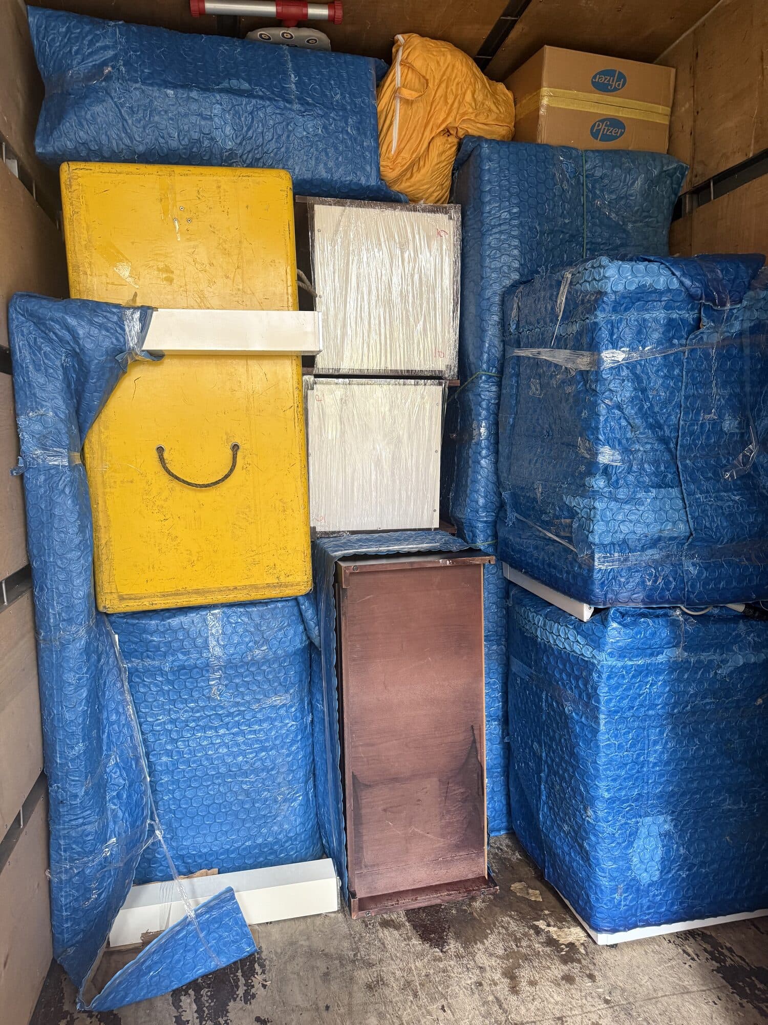 Kamyon kasasında istiflenmiş paketli eşyalar