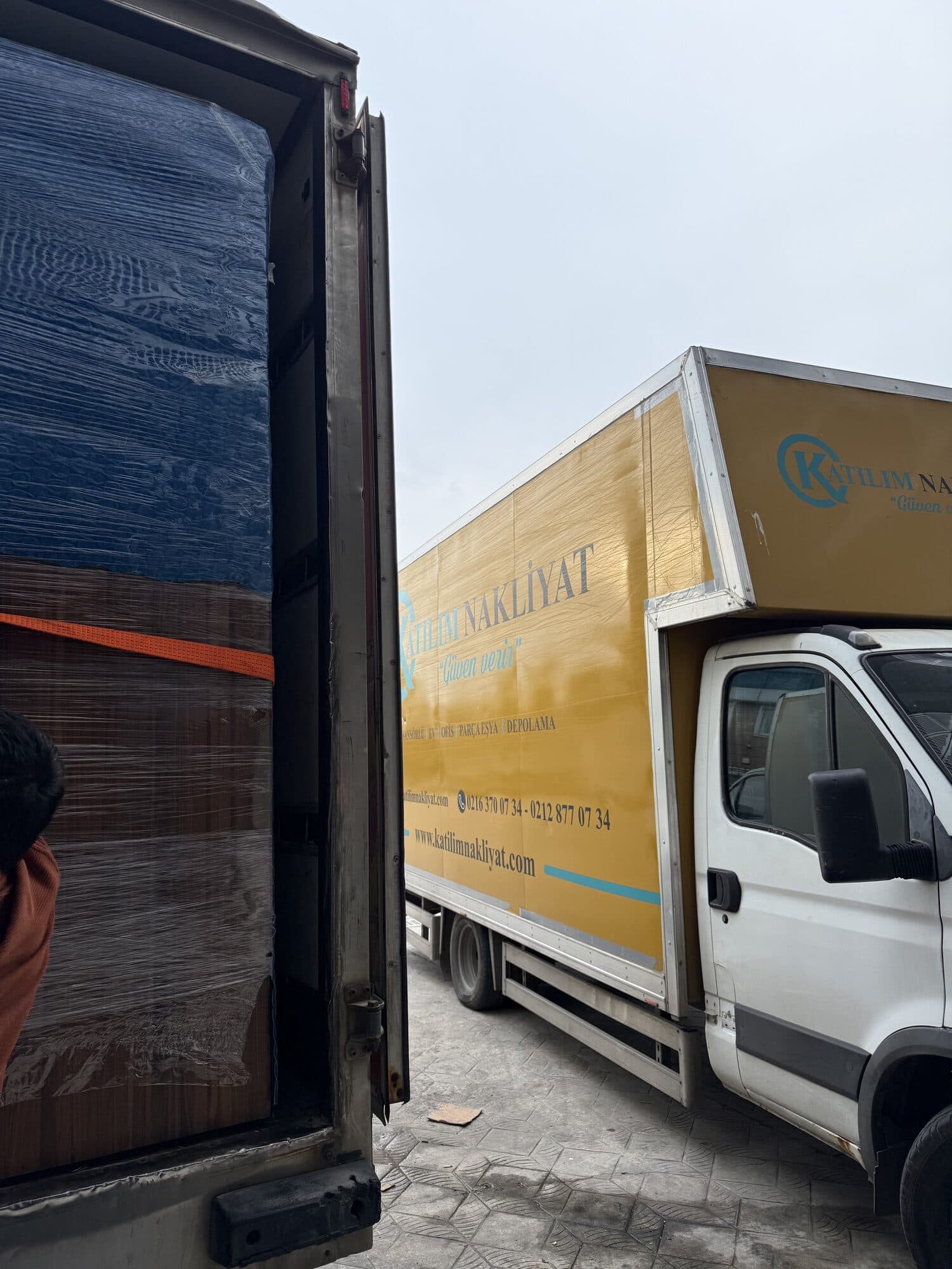 Paketli eşyaların nakliyat kamyonuna yüklenmesi
