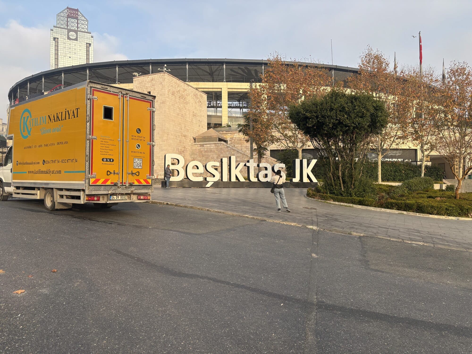 Katılım Nakliyat kamyonu Beşiktaş JK tesisleri önünde