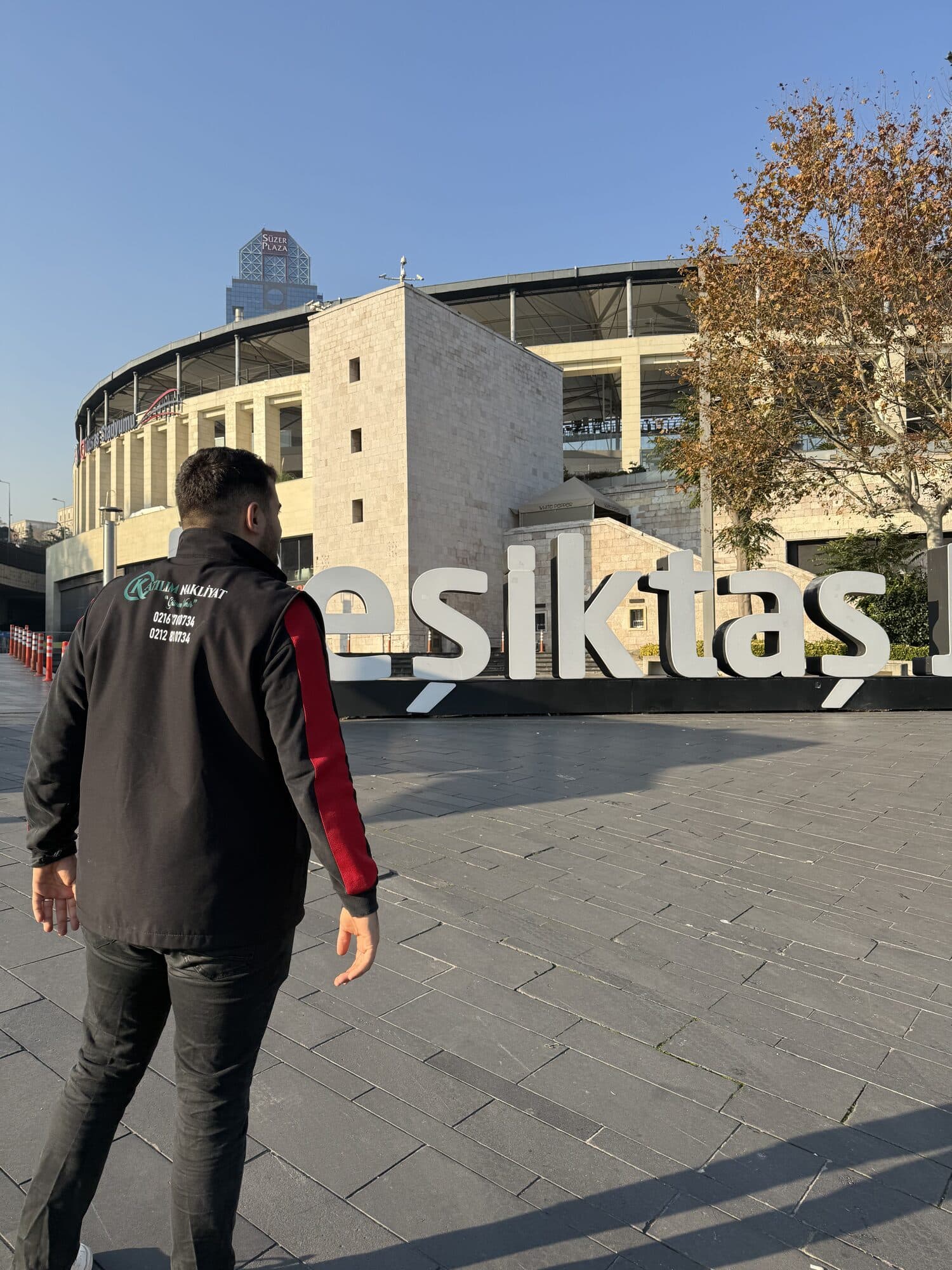Katılım Nakliyat personeli Beşiktaş Stadyumu önünde