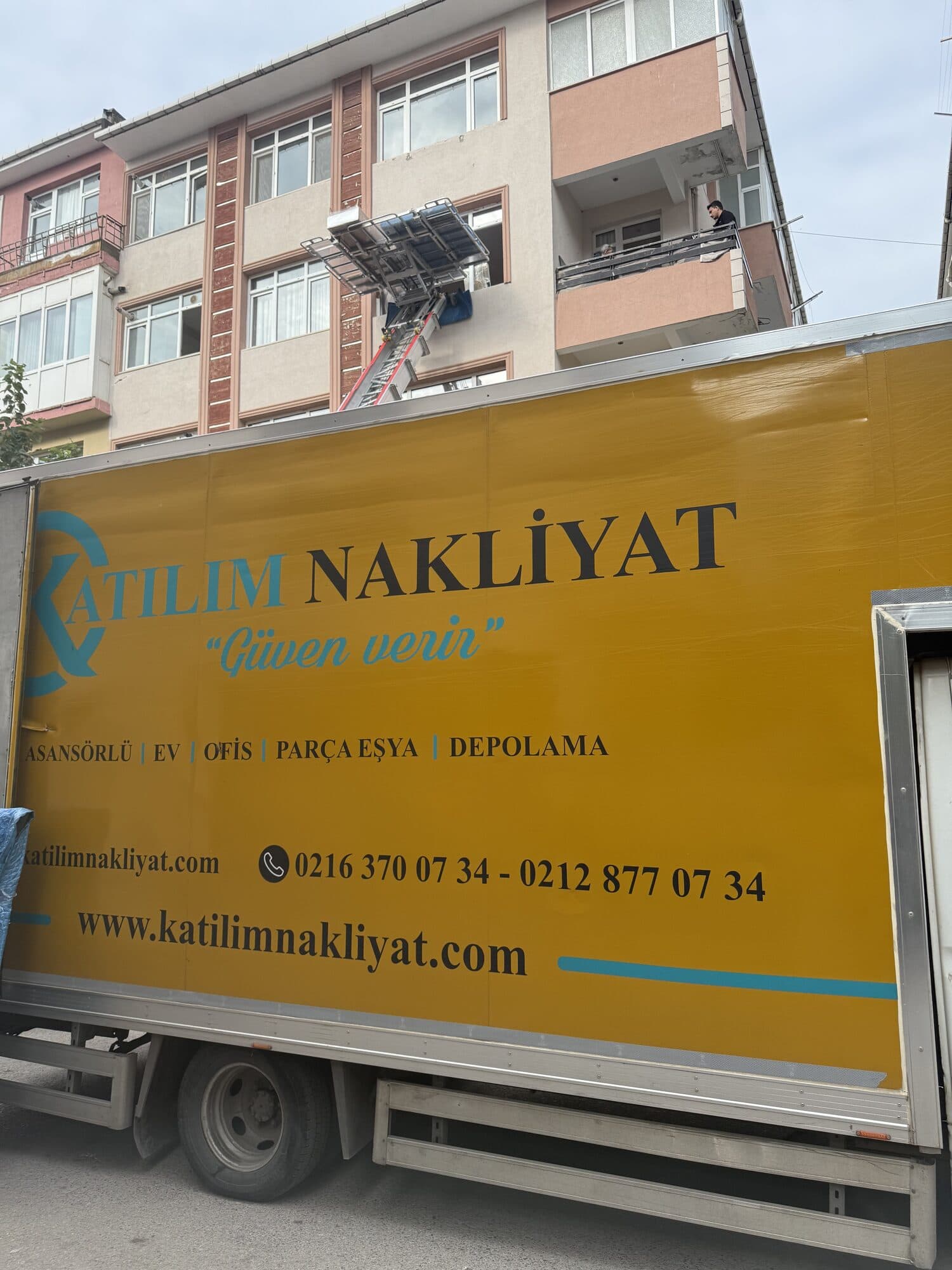 Katılım Nakliyat kamyonunun markalı kasası yakından