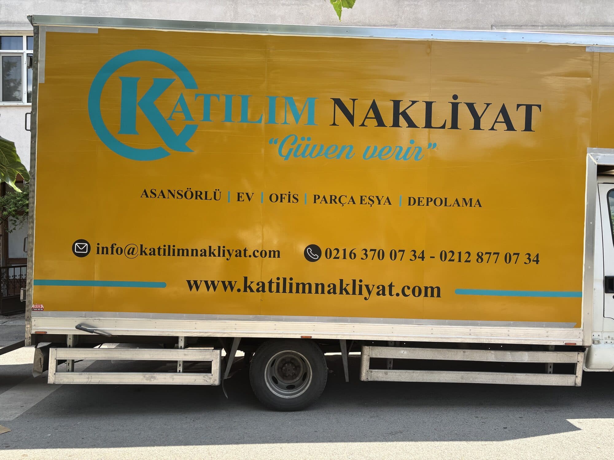Katılım Nakliyat kamyonu arkadan — asansörlü, ev, ofis, depolama