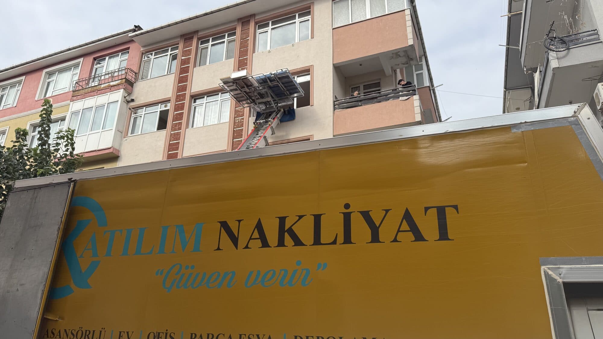 Katılım Nakliyat kamyonu yan görünüm — iletişim bilgileriyle