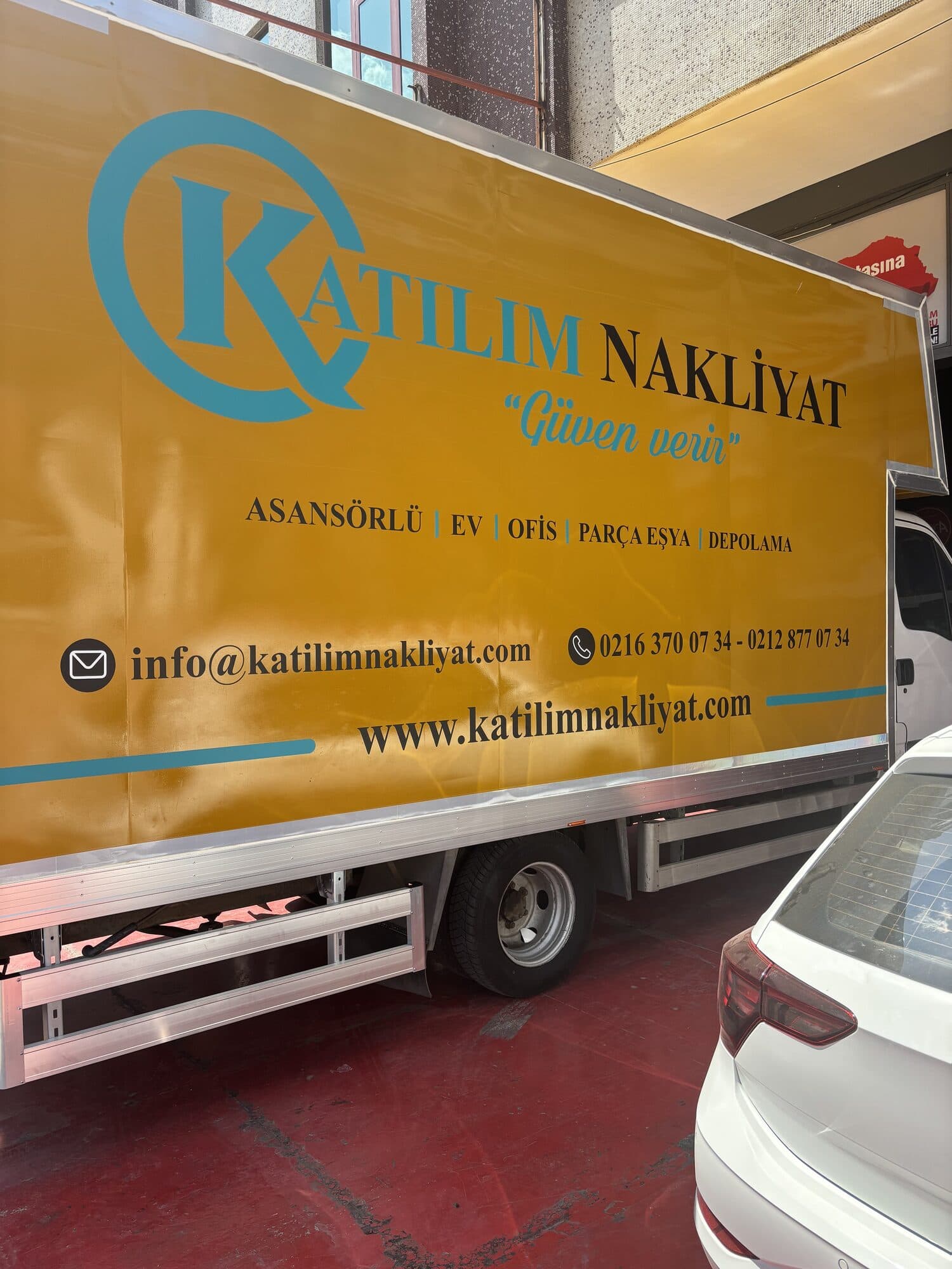 Katılım Nakliyat markalı taşıma kamyonu yakından