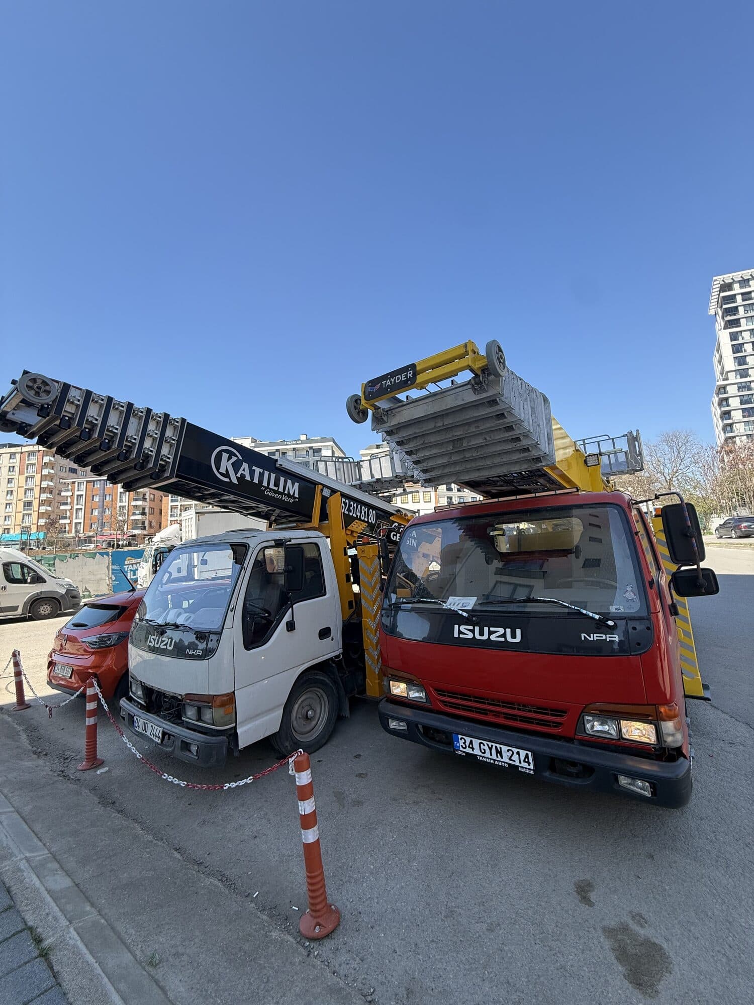 Kiralık eşya asansörü aracı hazır bekliyor