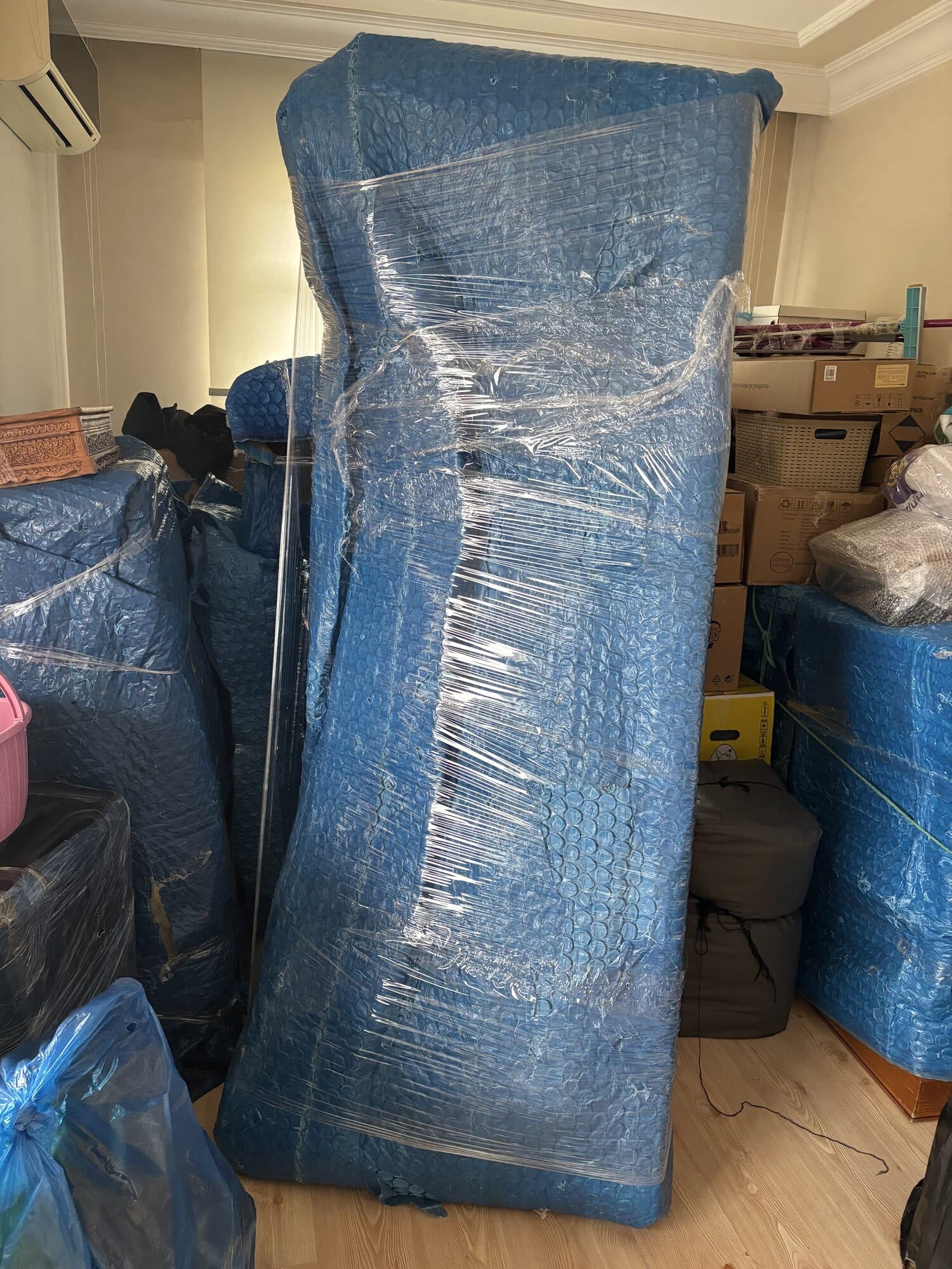 Balonlu naylonla özenle paketlenmiş koltuk