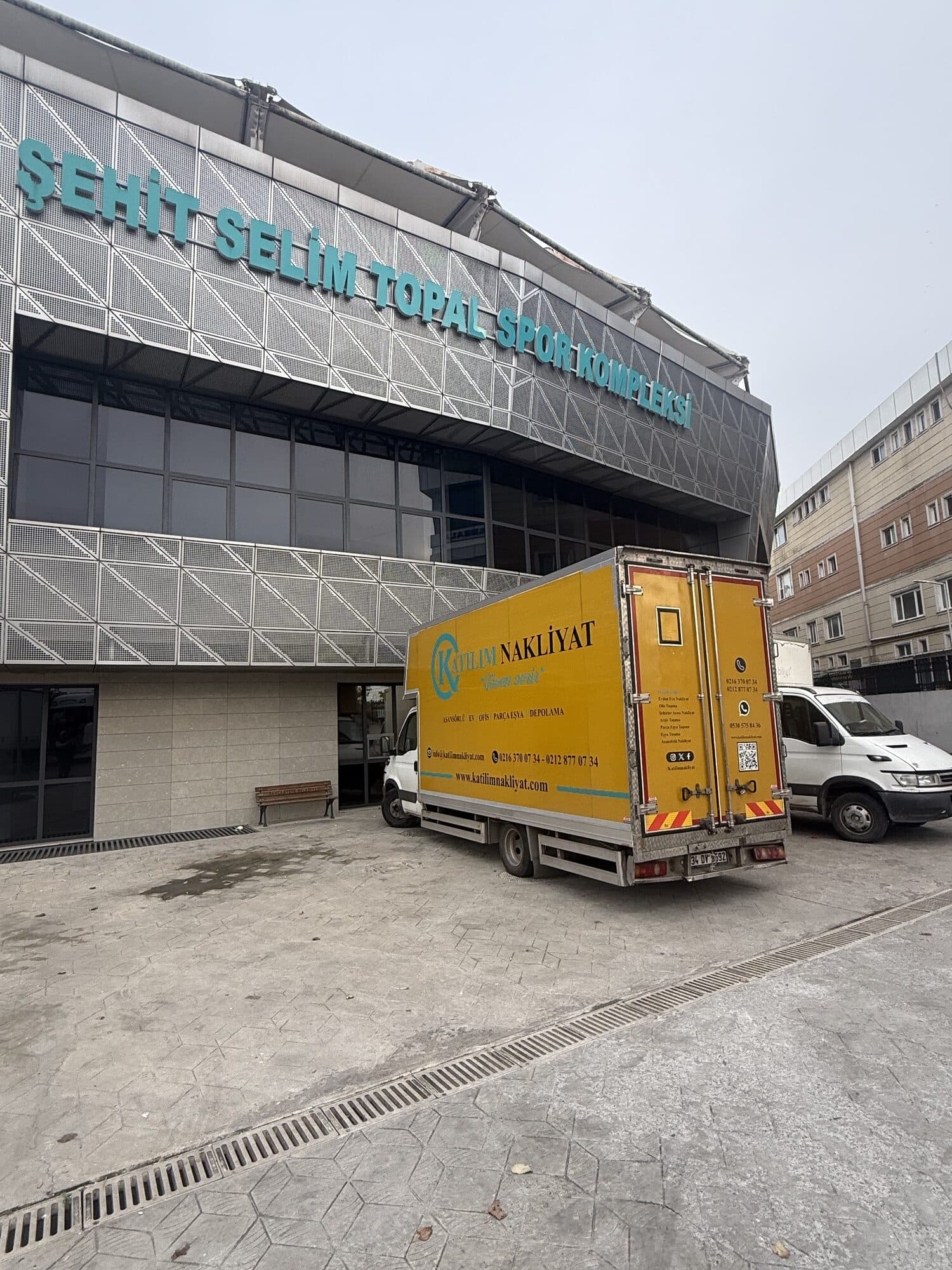 Kurumsal ofis taşımada görev alan nakliyat aracı