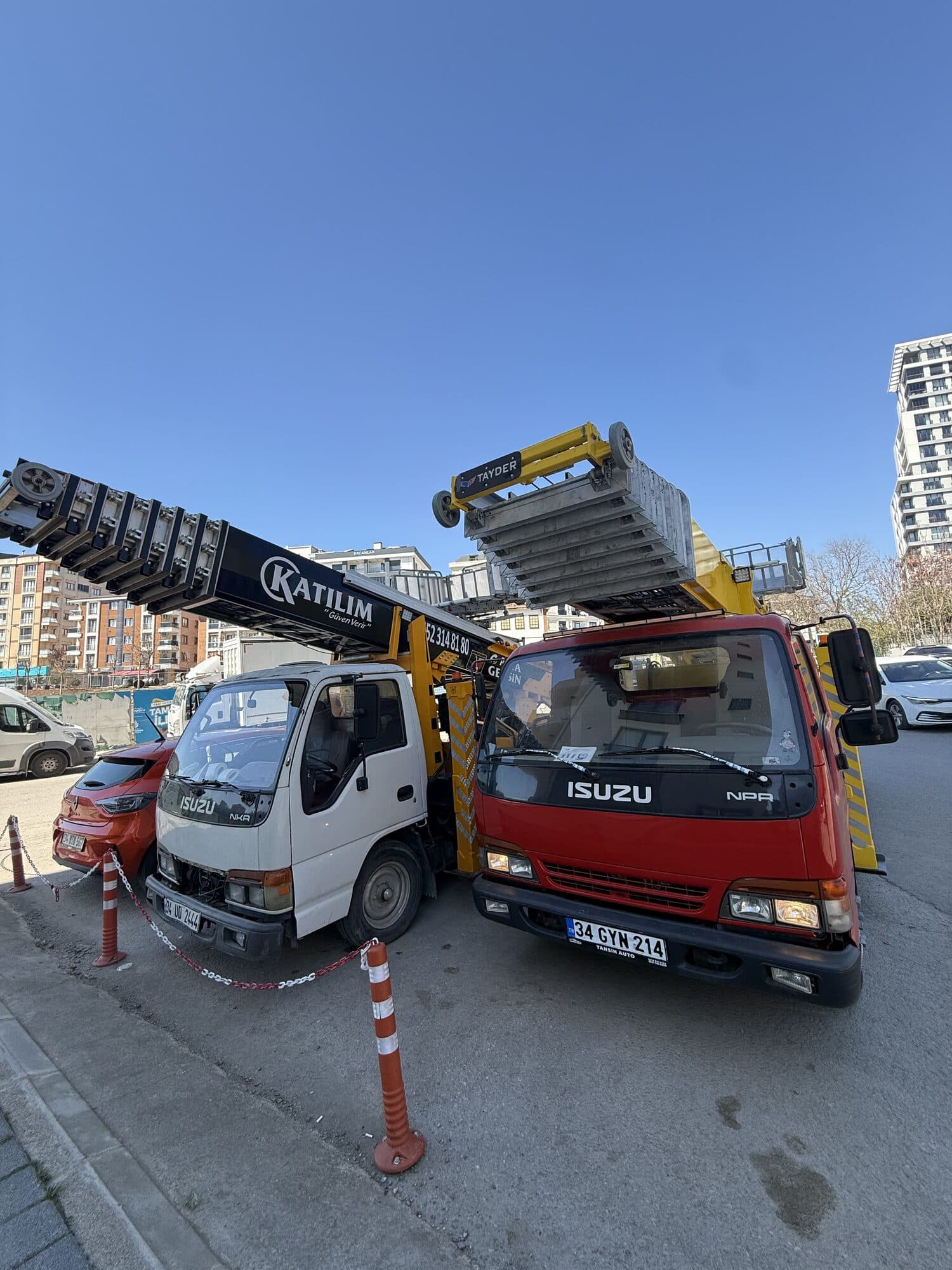 Mobil eşya asansörü aracı görev noktasında