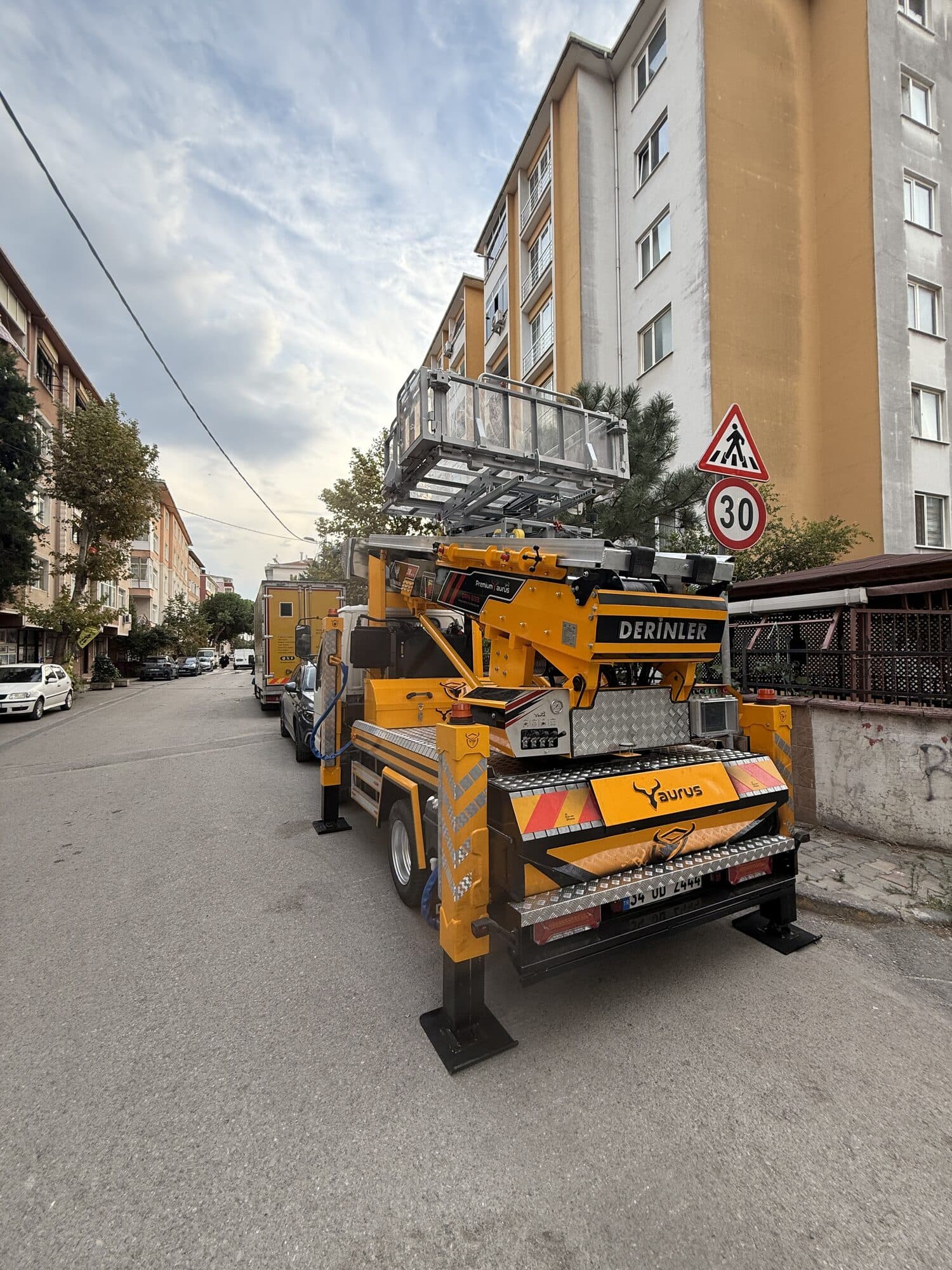 Sokakta kurulum yapan mobil eşya asansörü aracı