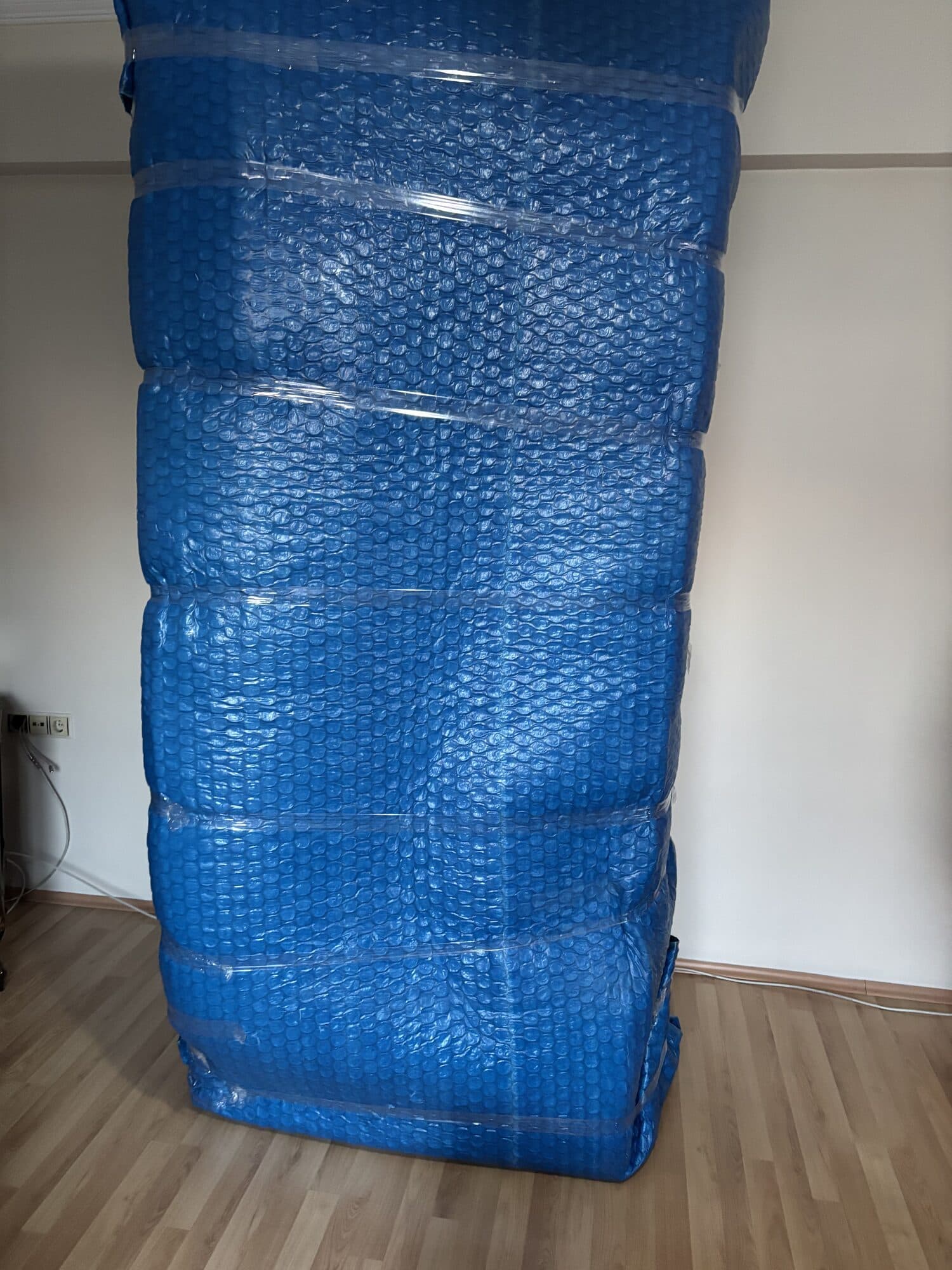 Mobilyanın koruyucu sargıyla tam kaplanması