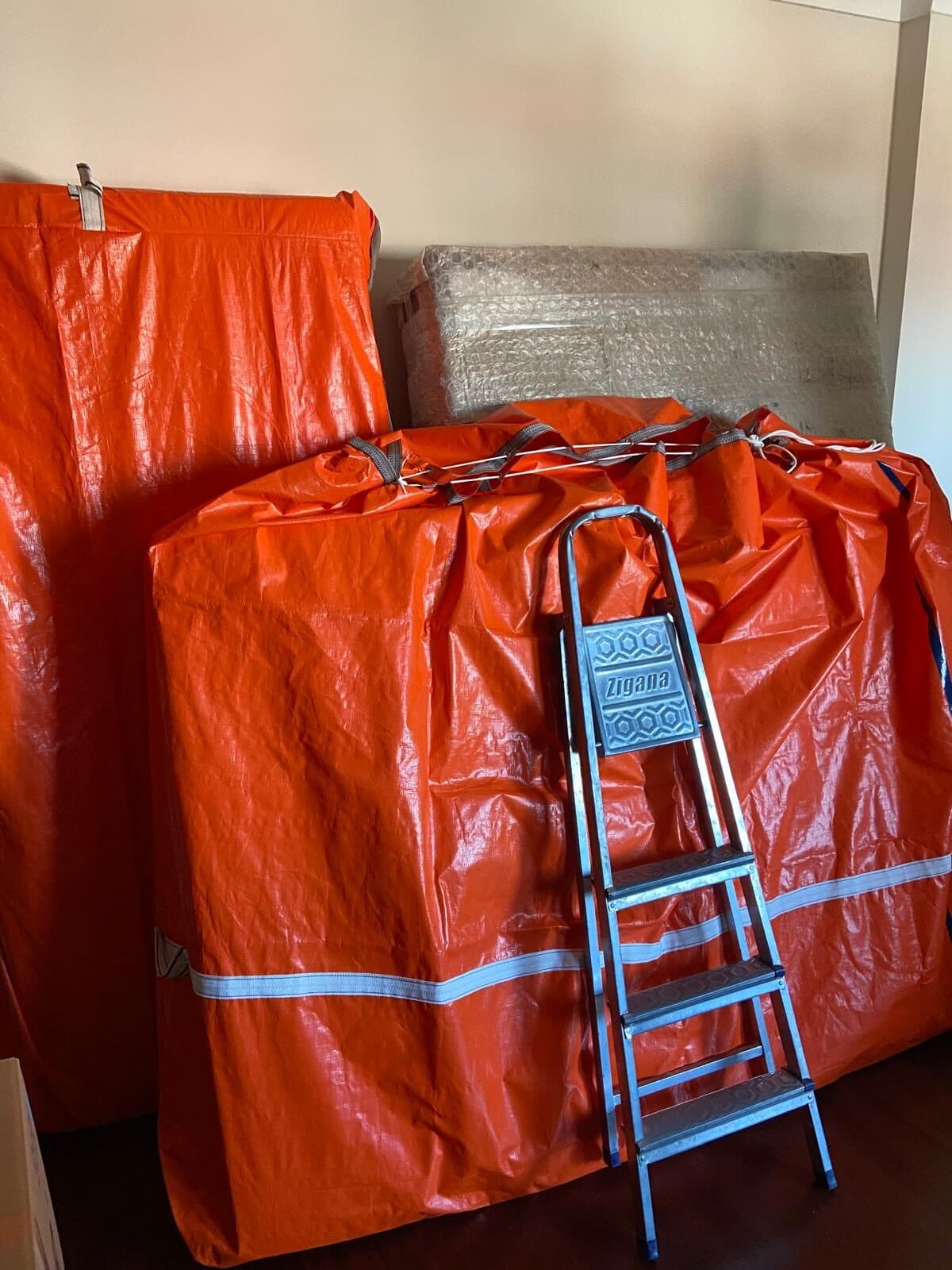 Koruyucu branda ile sarılmış eşyalar — hasarsız taşıma için paketleme