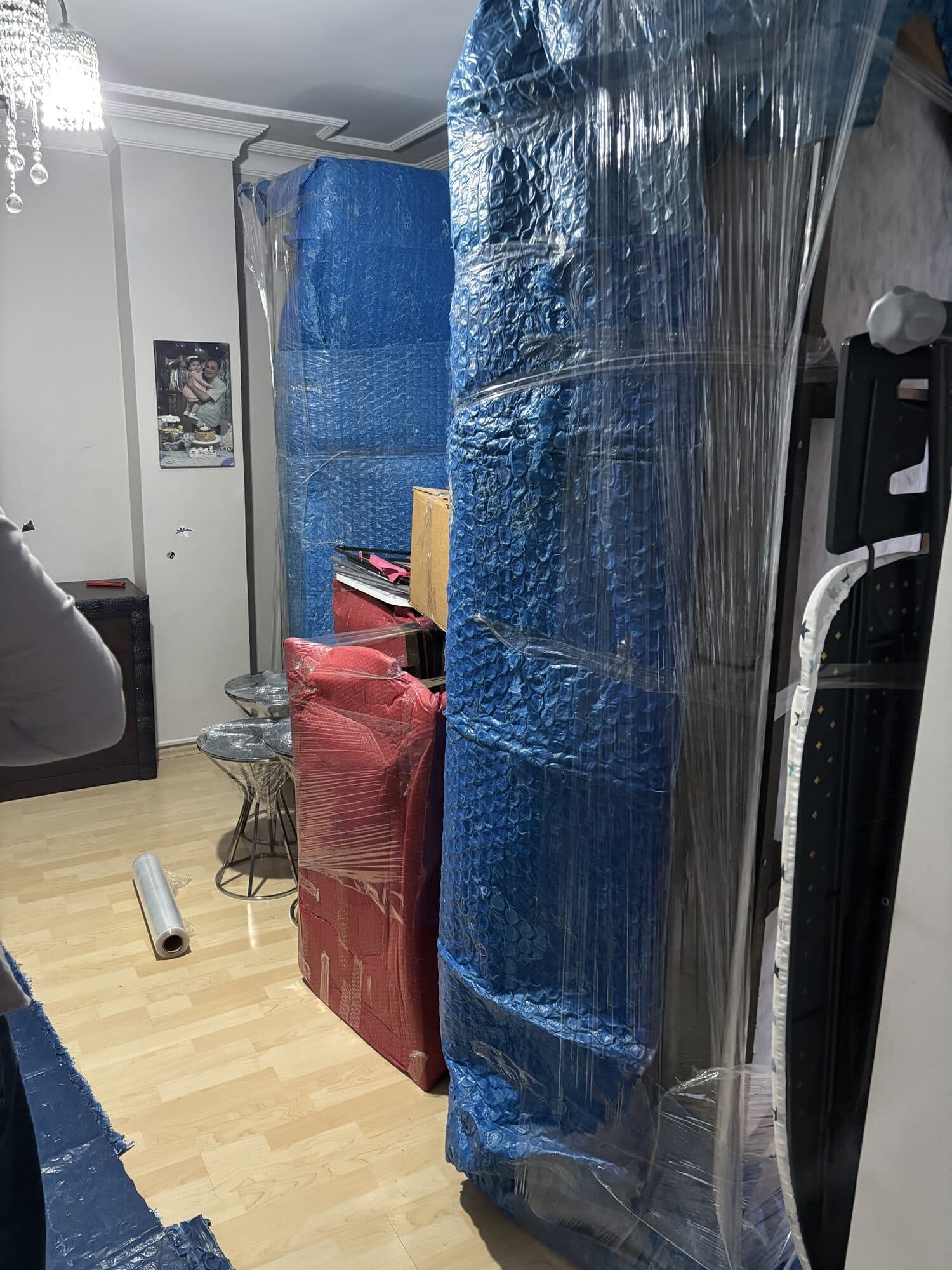 Streç film ve balonlu naylonla mobilya paketleme