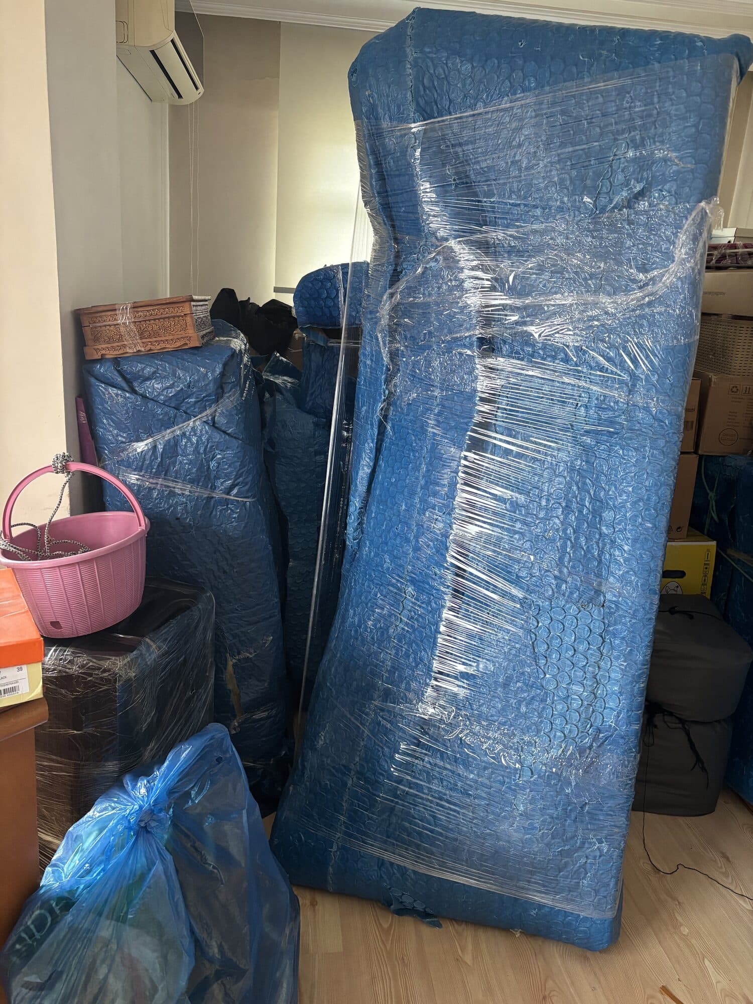 Taşıma öncesi paketlenmiş mobilyalar odada hazır