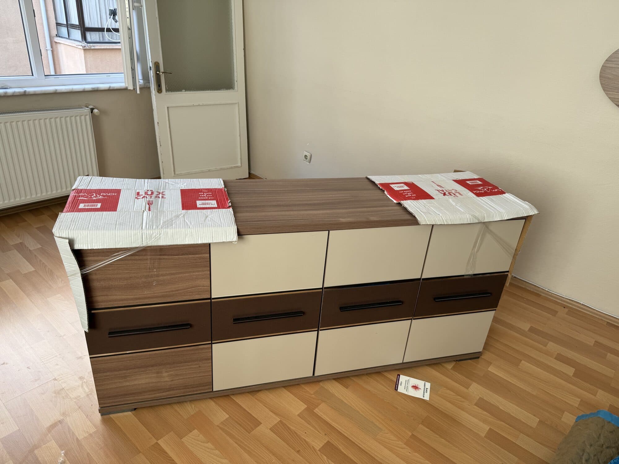 Taşıma öncesi koruma altına alınmış TV ünitesi ve çekmeceli konsol