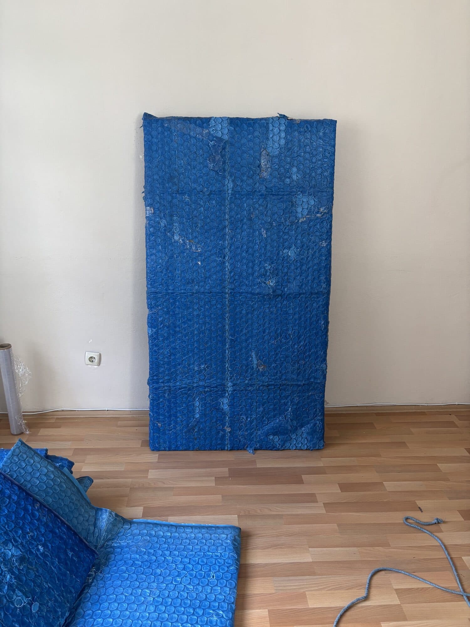Demonte mobilya parçalarının paketlenmiş görünümü