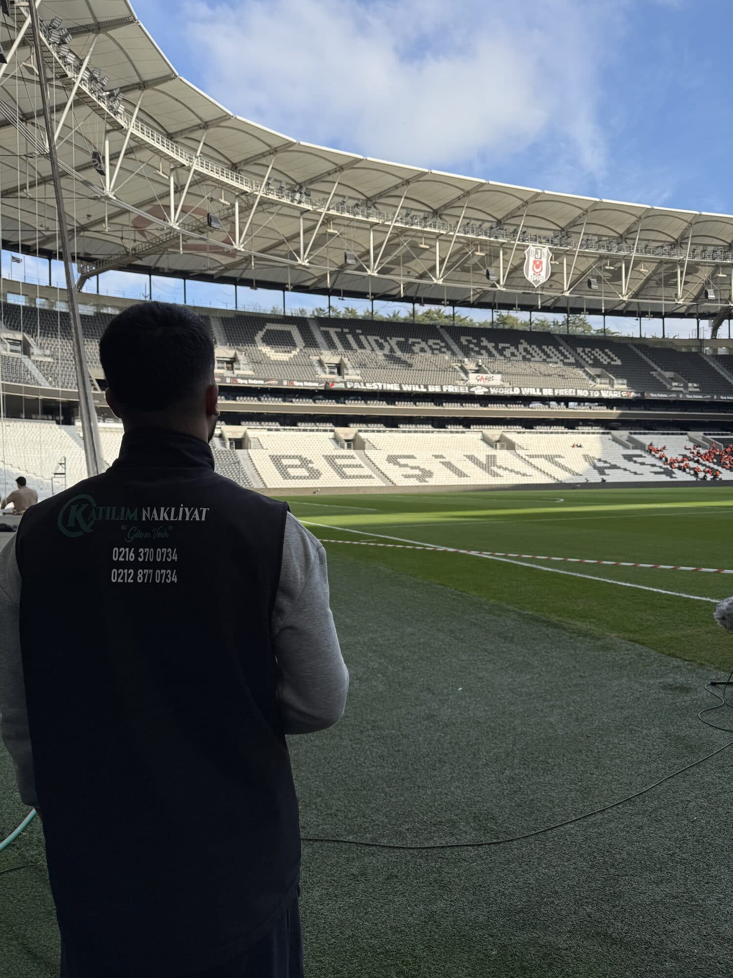 Katılım Nakliyat personeli stadyum tribününde — kurumsal taşıma projesi